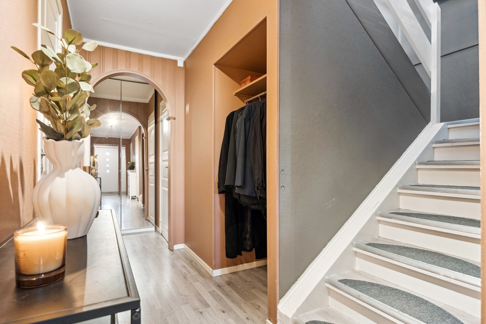 Innbydende gang med moderne farger og gjennomført stil. Det er satt inn varmepumpe i trappoppgangen. Galleribilde