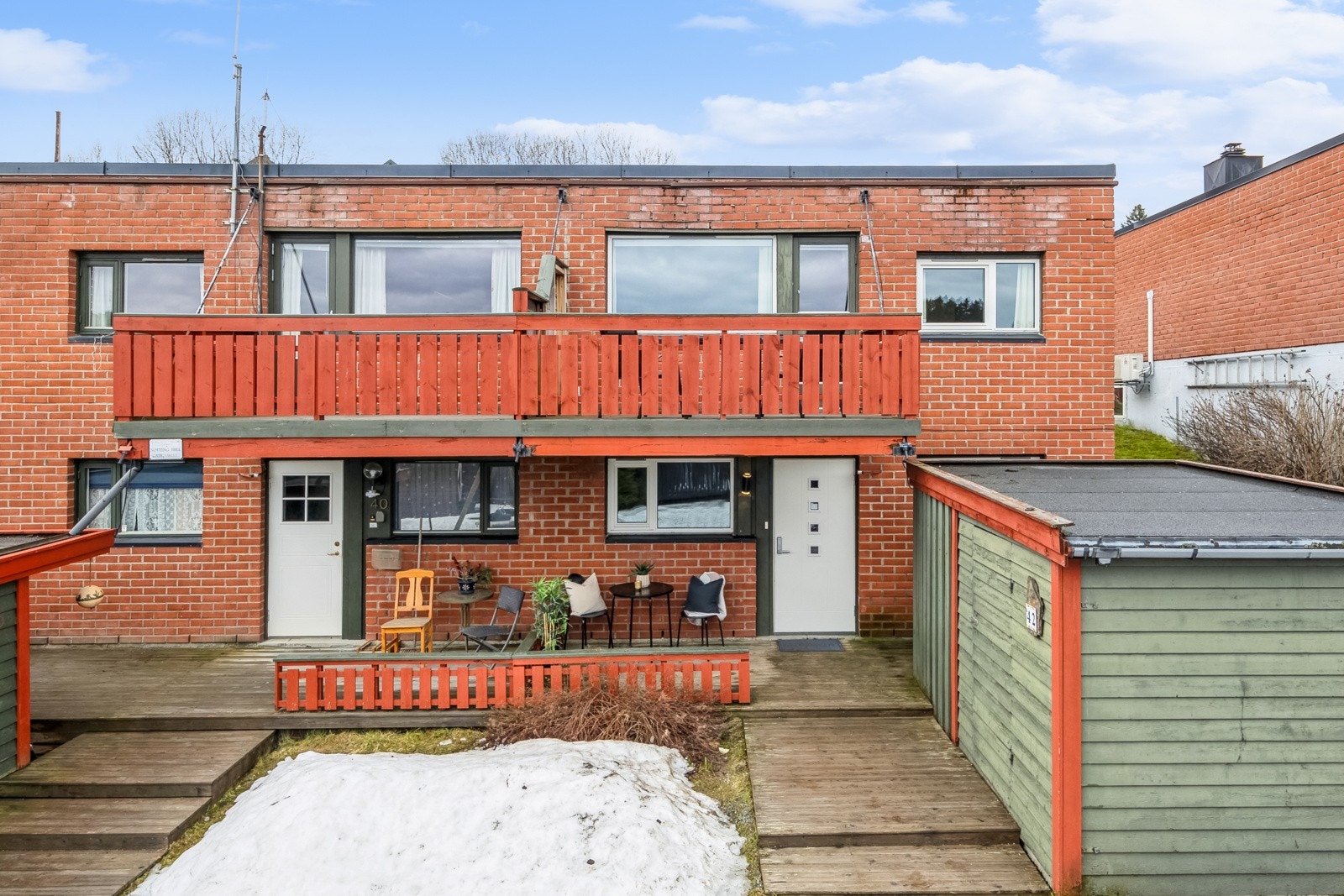 Flott og innholdsrikt enderekkehus som bærer preg av godt vedlikehold og meget god plassering i tunet. Galleribilde