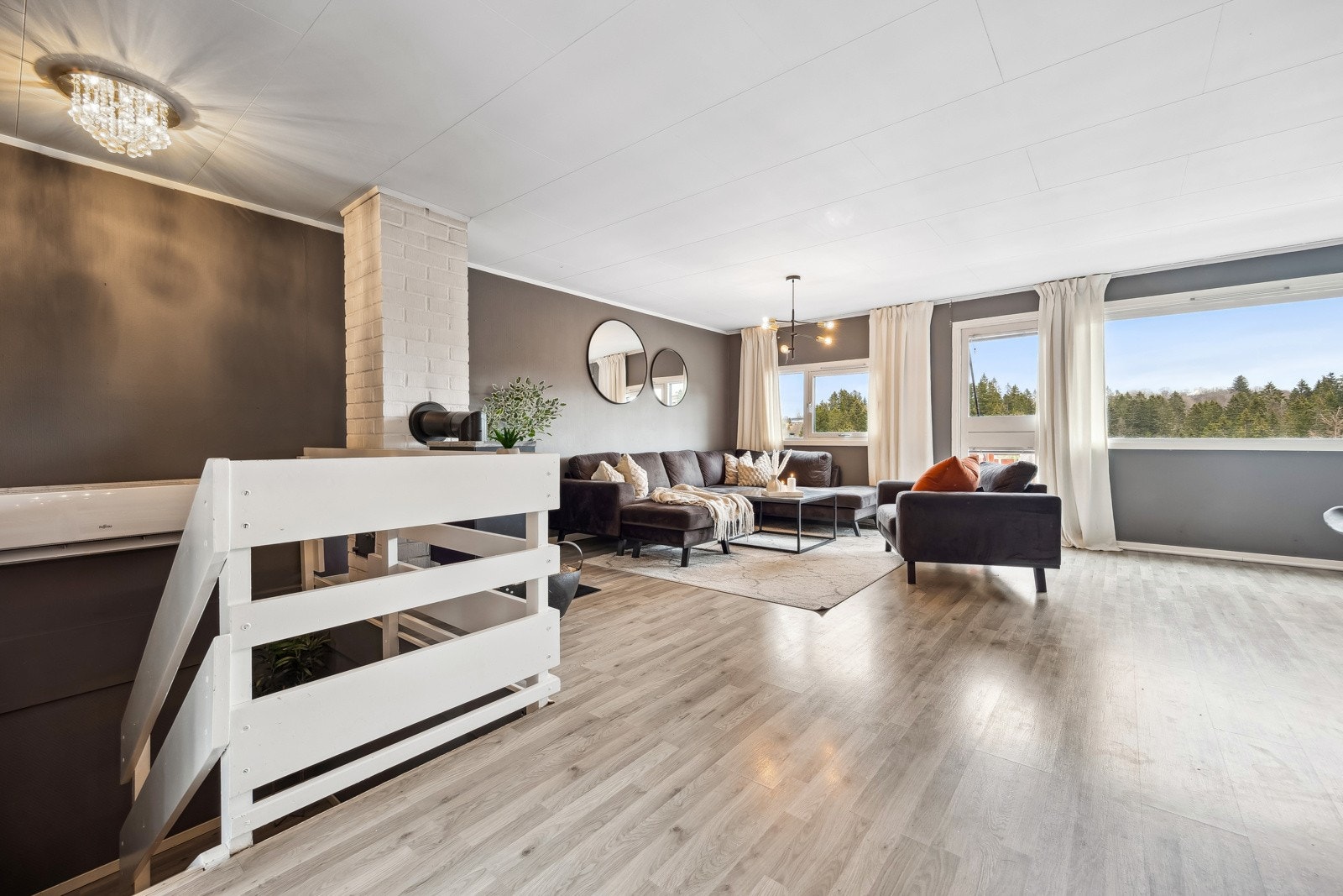 2. etasje består av en romslig stue og kjøkken, en balkong med utgang fra stue og en terasse med utgang fra kjøkkenet. Galleribilde