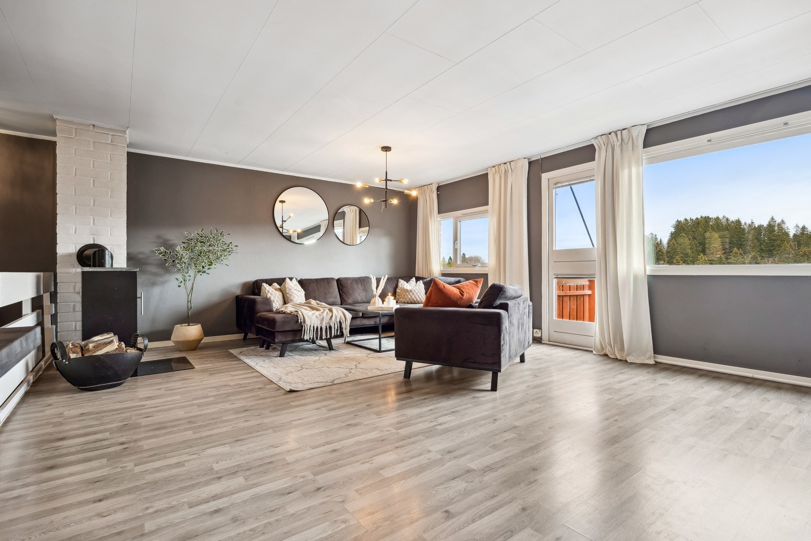 Store vindusflater sørger for rikelig med naturlig lysinnslipp. Galleribilde