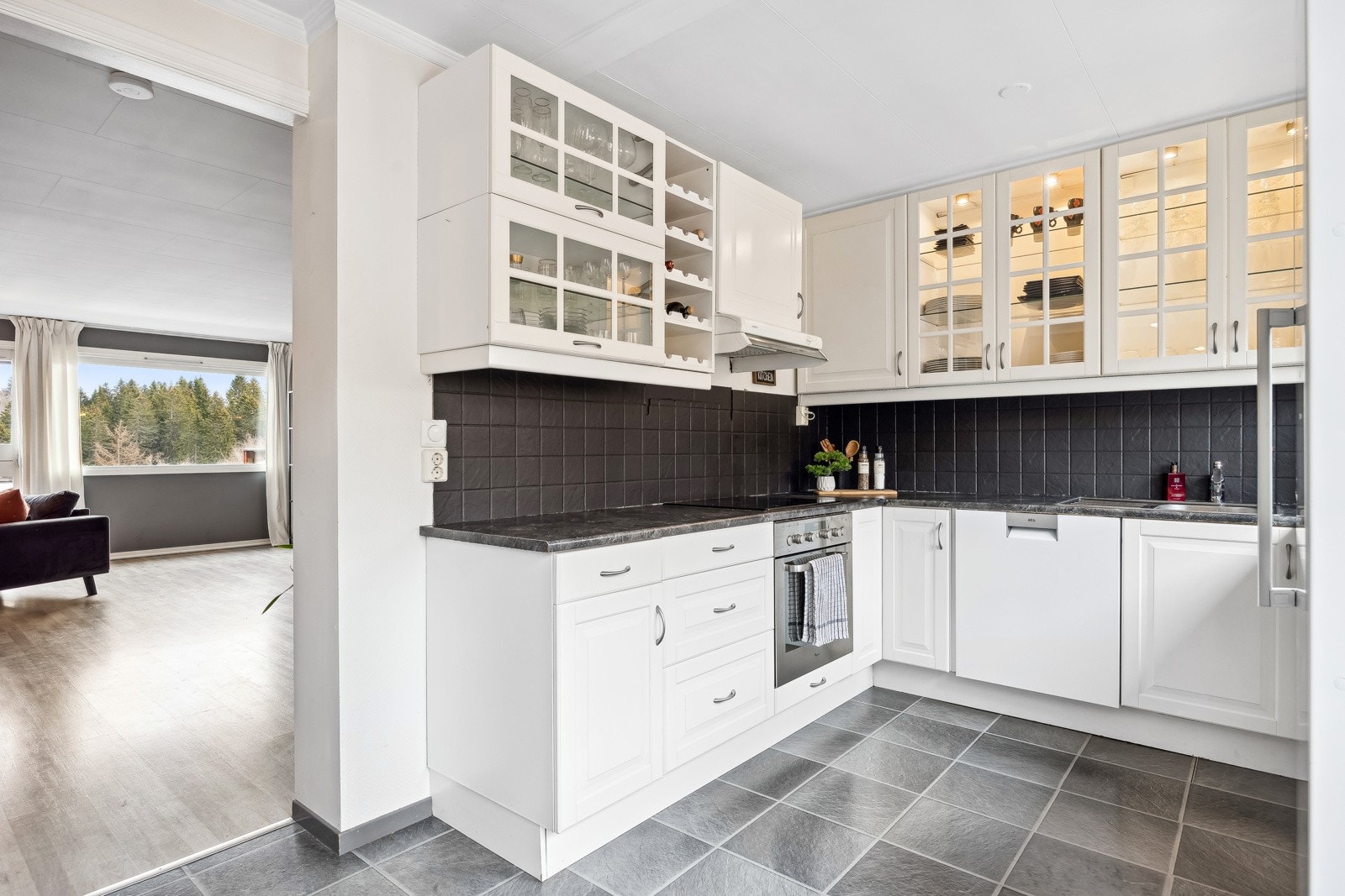 Kjøkkenet har rikelig med skap-, skuff- og benkeplass. Galleribilde