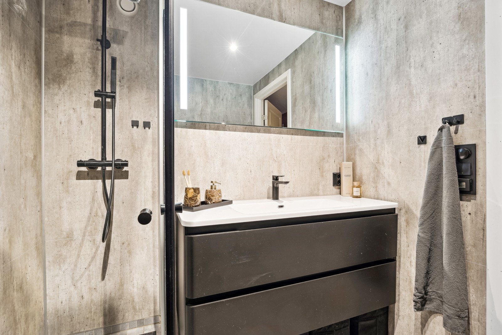 Badet er blant annet utstyrt med gulvvarme, dusjhjørne og veggehengt servantinnredning. Galleribilde