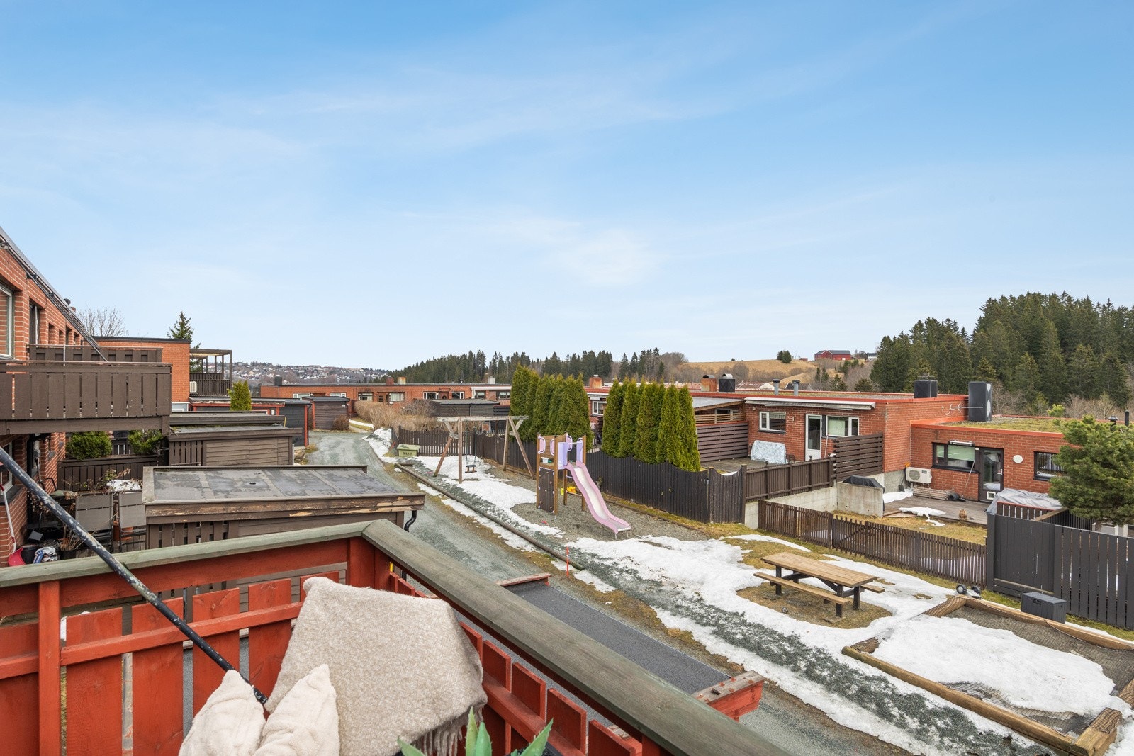 Fra balkongen er det flott utsikt over tunet. Galleribilde