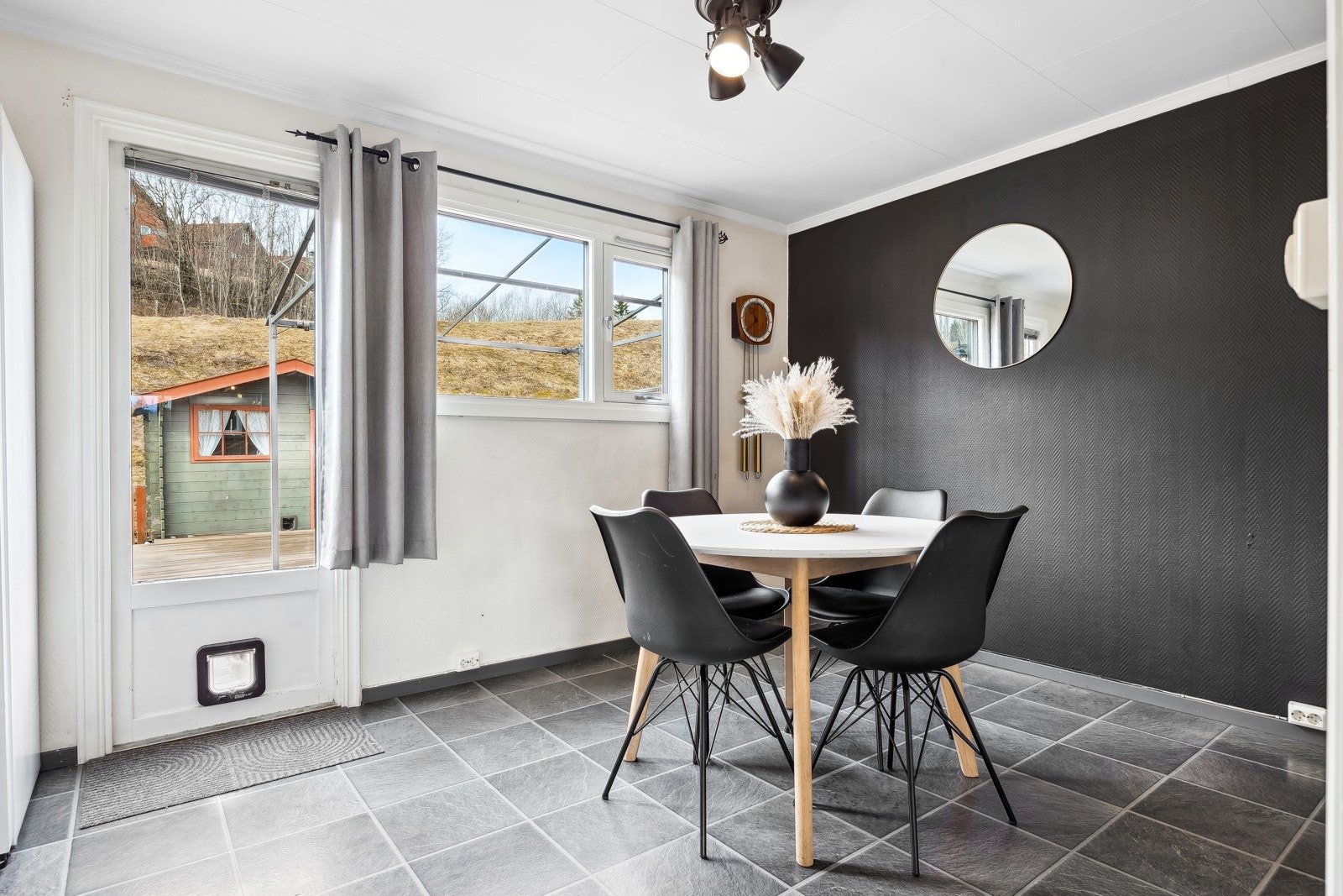 Fra kjøkkenet er det utgang til en stor terrasse på 60 kvm. Galleribilde