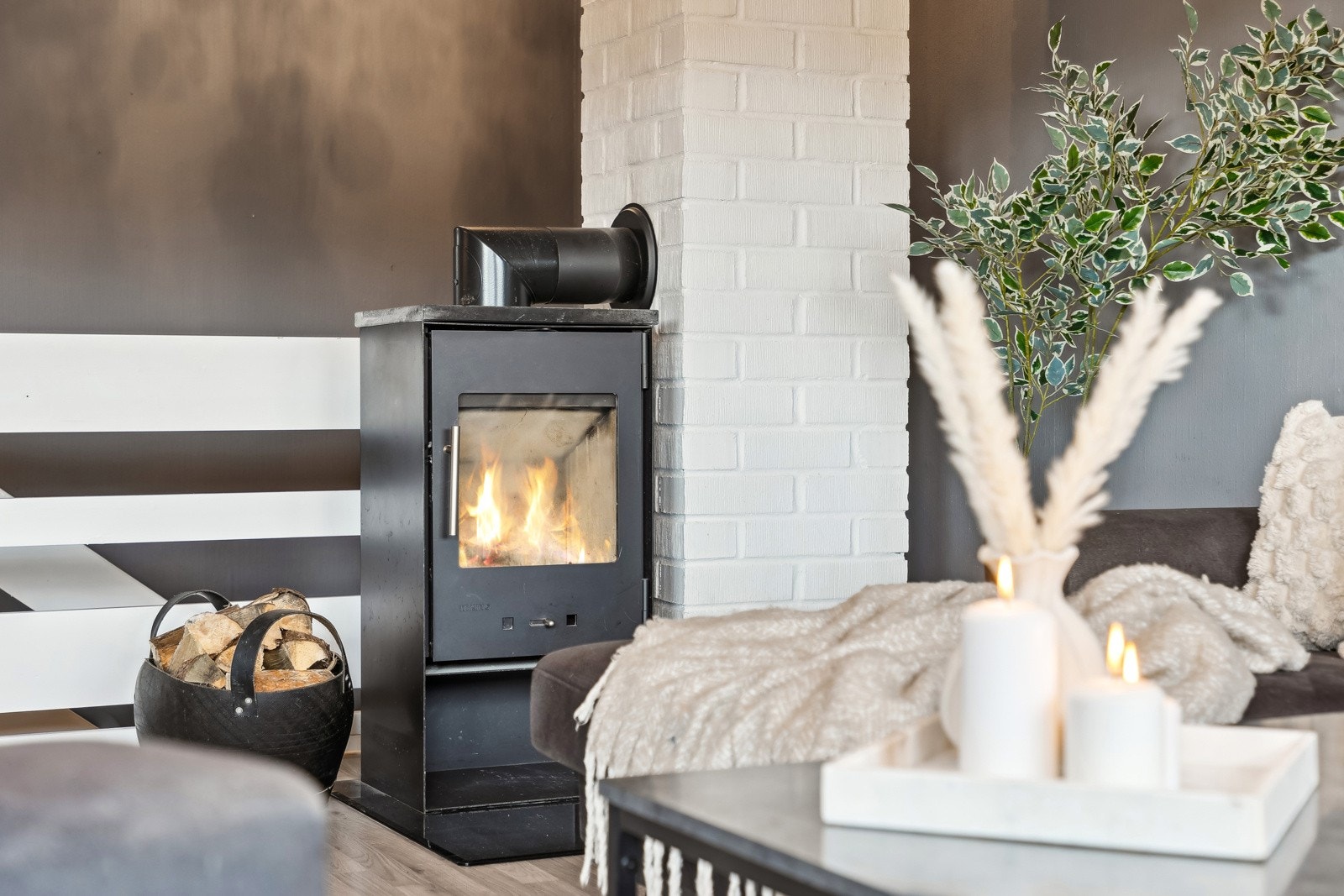 I stuen er det en flott peis som sørger for lun atmosfære året rundt. Galleribilde