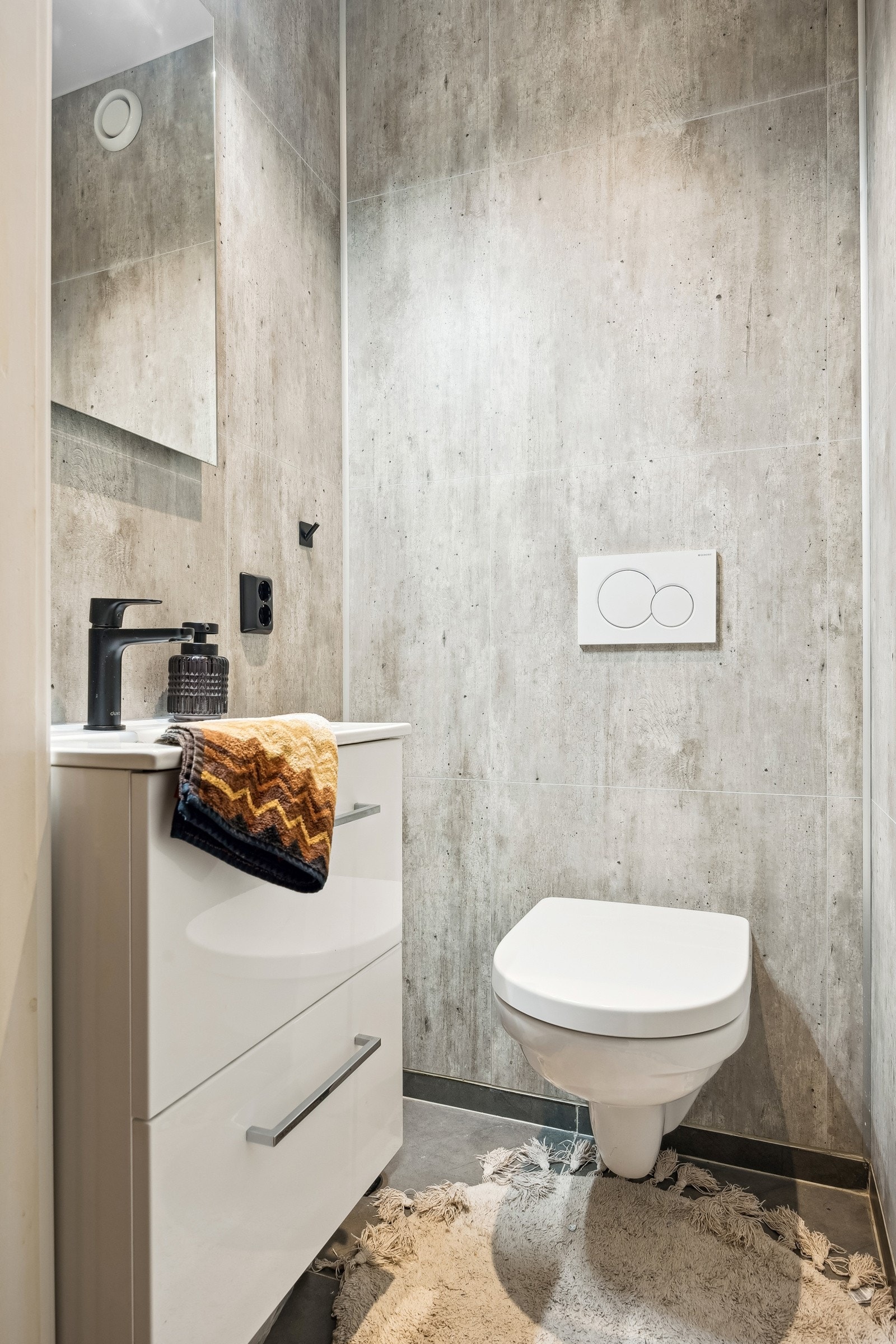 Boligen har et praktisk separat toalett, samt eget vaskerom. Galleribilde