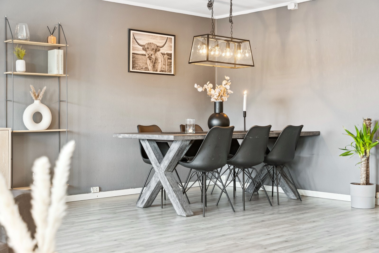 Det er etablert en spisegruppe i stuen for ekstra plass. Galleribilde