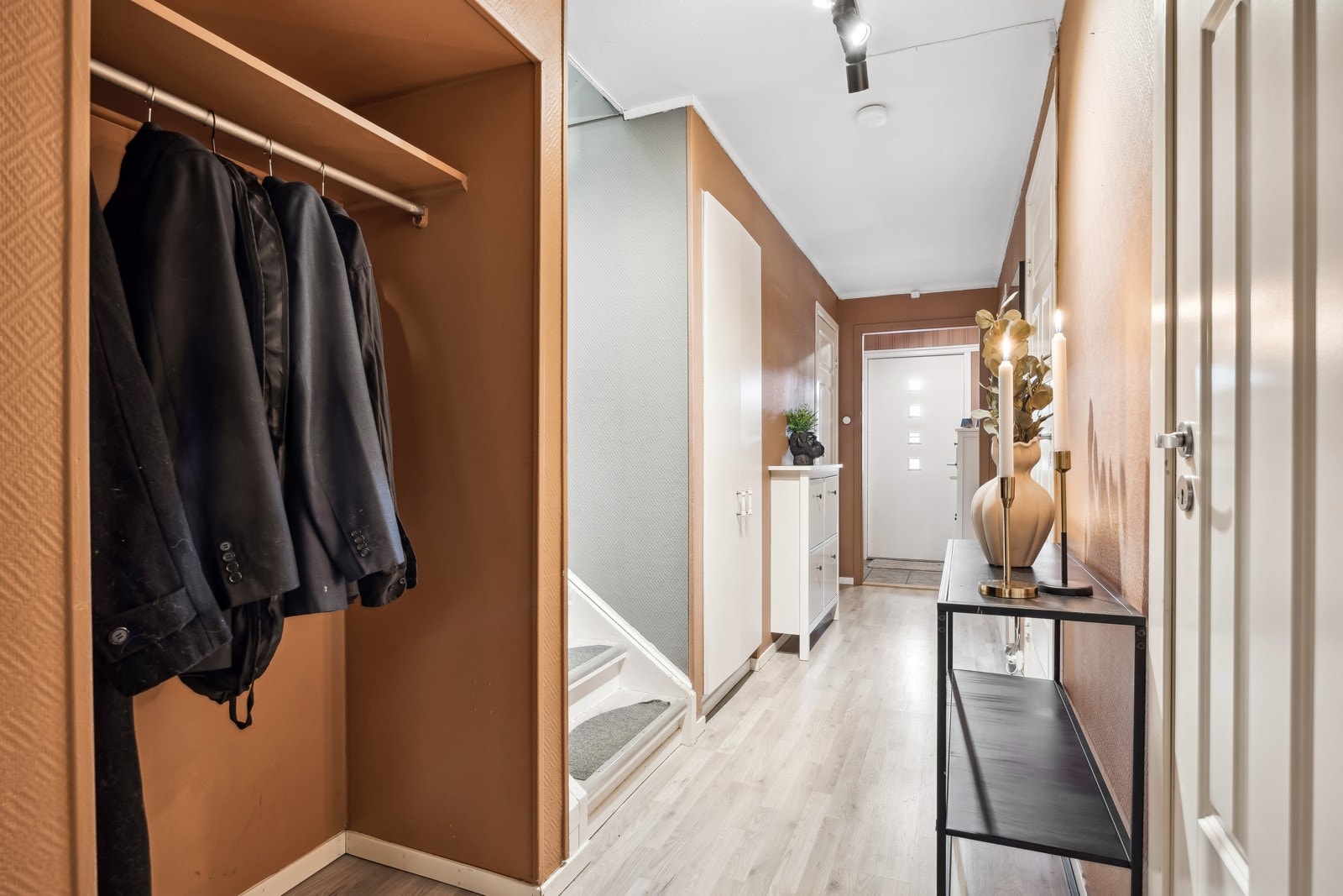 Du velkomnes inn i en flott entrè med praktiske løsninger for oppbevaring av yttertøy. Galleribilde