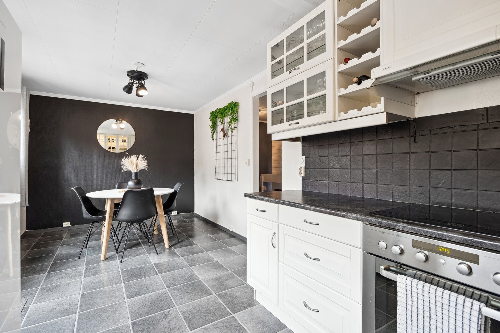 Tidløst kjøkken med profilerte fronter, integrert stekeovn og platetopp. Galleribilde