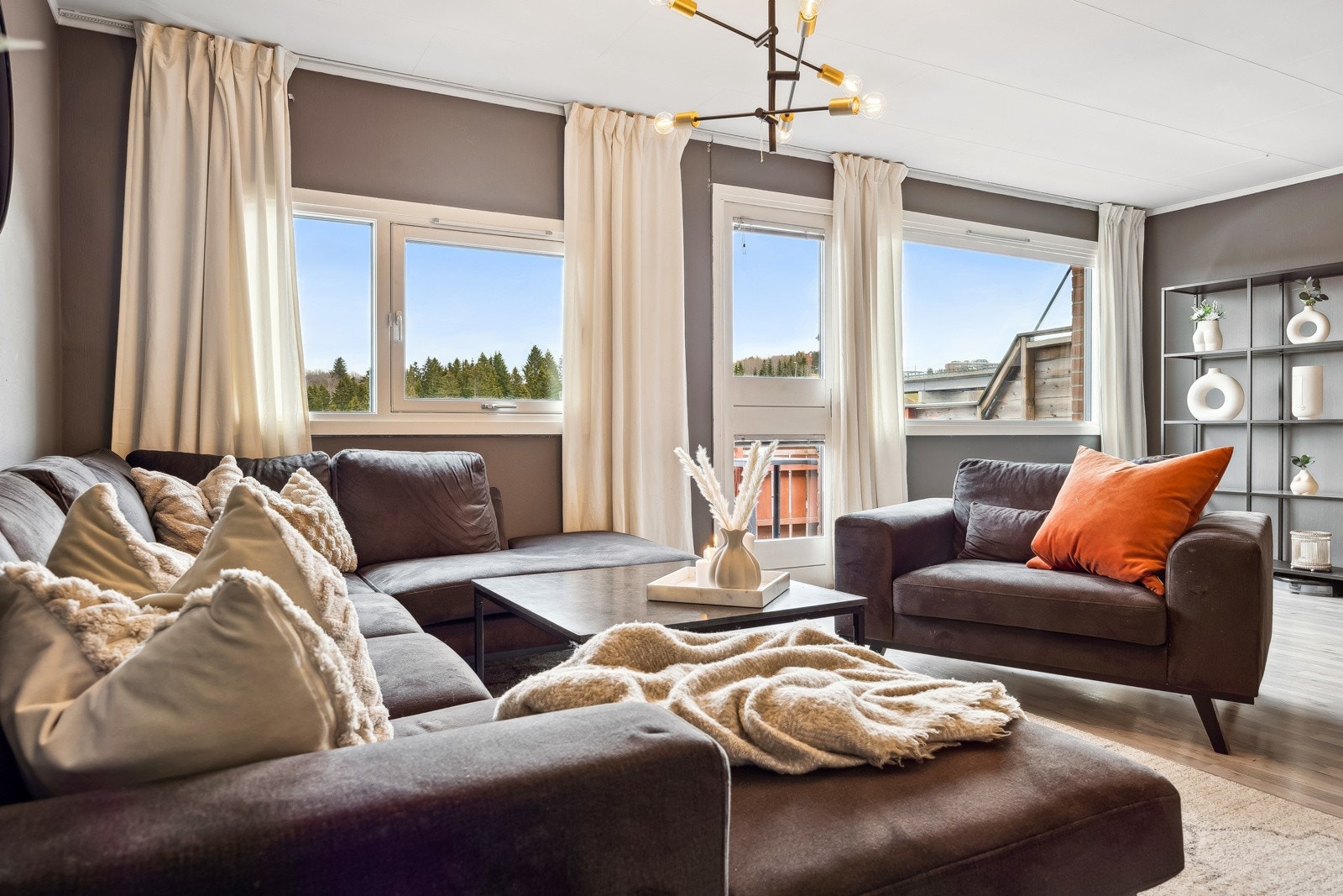 Stuen har direkte utgang til en solrik balkong - perfekt for kaffekoppen. Galleribilde