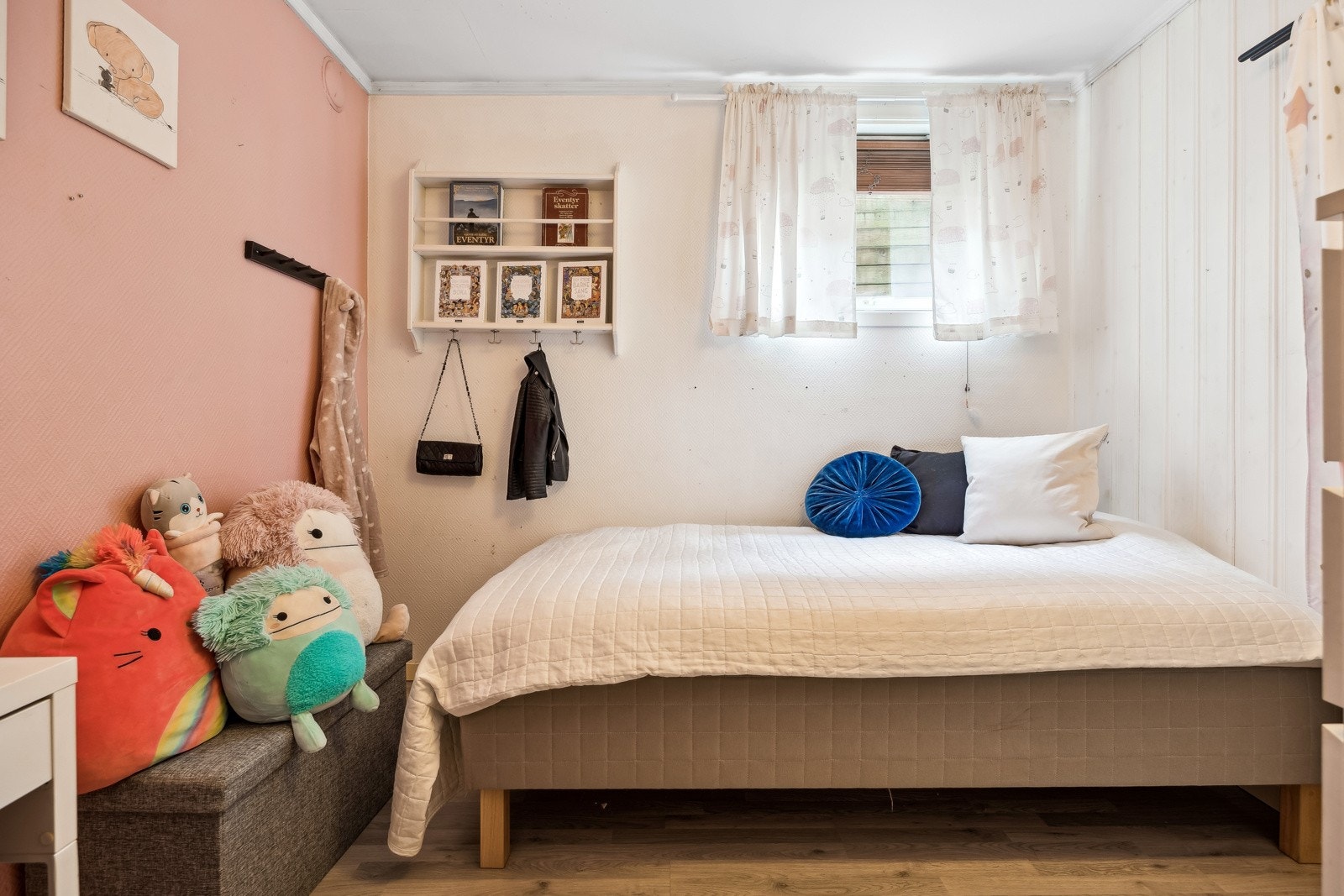 Bod innredet som soverom. Det gjøres oppmerksom på at omgjøring fra tilleggsdel til soverom er søknadspliktig hos kommunen, og er i dette tilfellet ikke omsøkt. Galleribilde