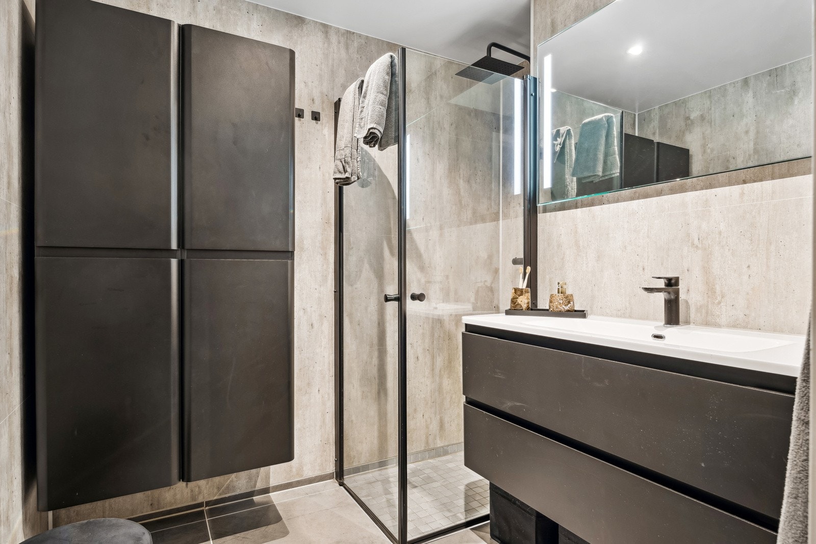 Flott og oppgradert bad fra 2022 beliggende i underetasjen. Galleribilde