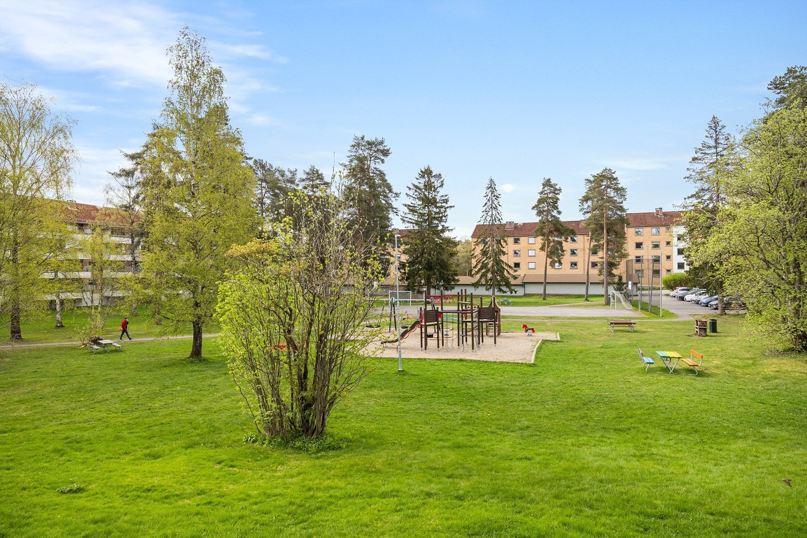 Borettslaget har pent opparbeidet tomt med store grøntareal Galleribilde