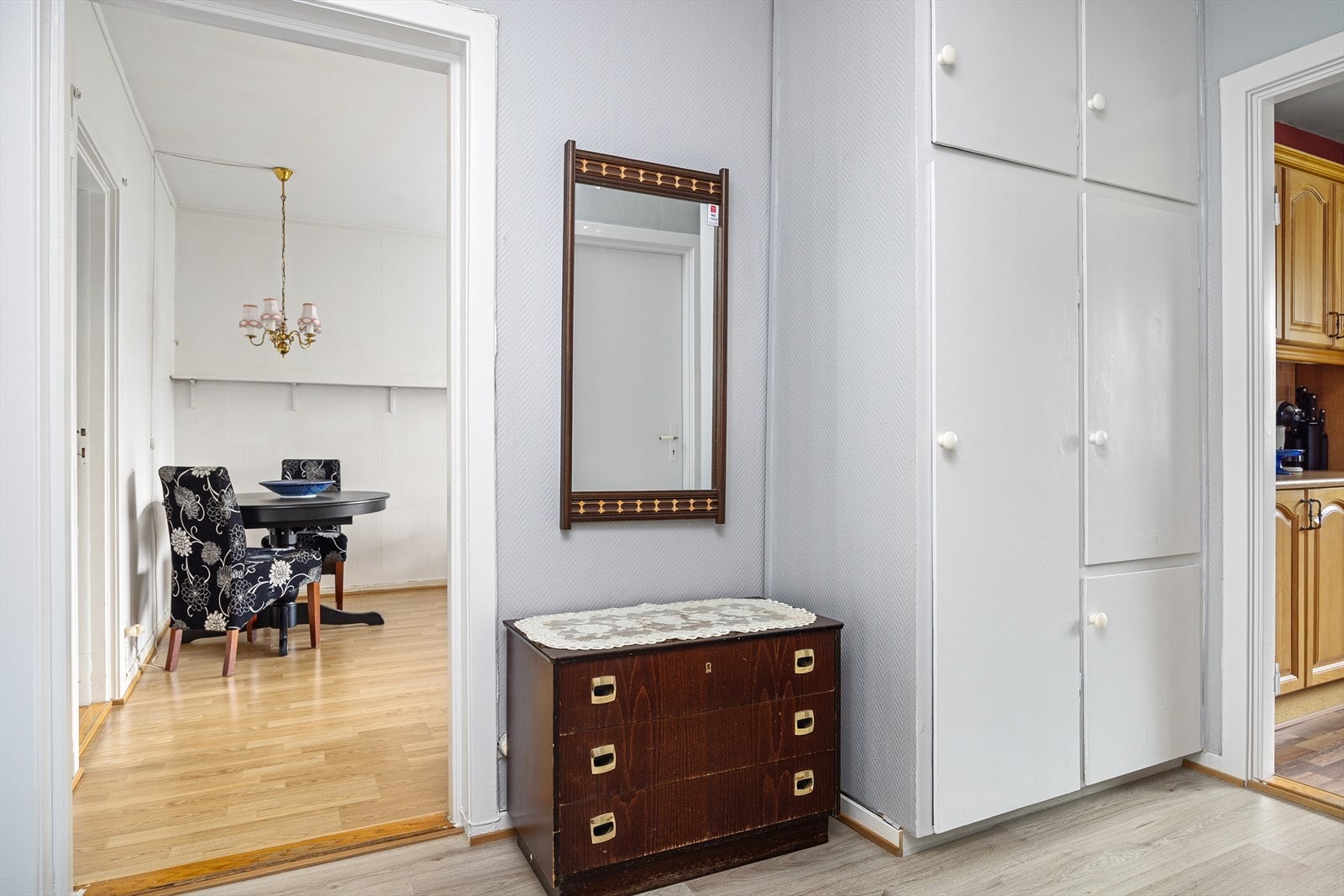 Romslig entré med god plass til klær, sko og diverse. Galleribilde