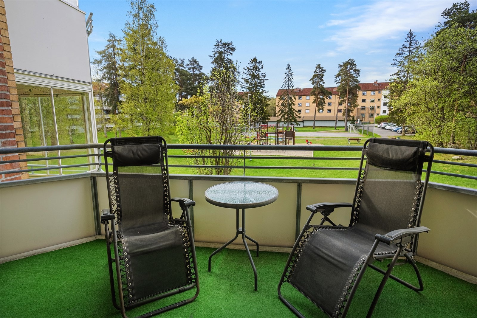 Sydvendt balkong med fin utsikt mot grønt området. Galleribilde