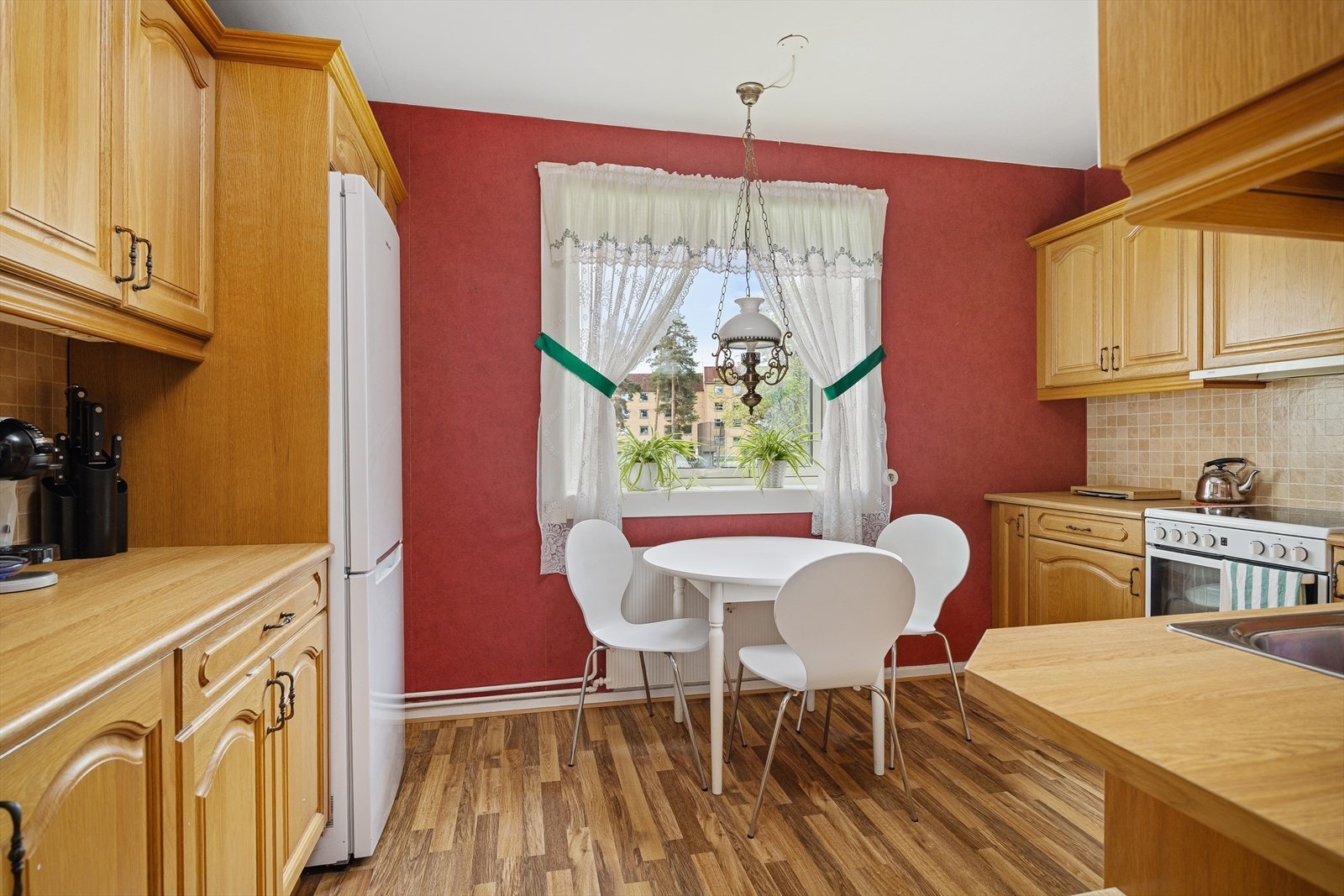 Meget romslig separat kjøkken med god plass til Spise/frokostbord. Galleribilde