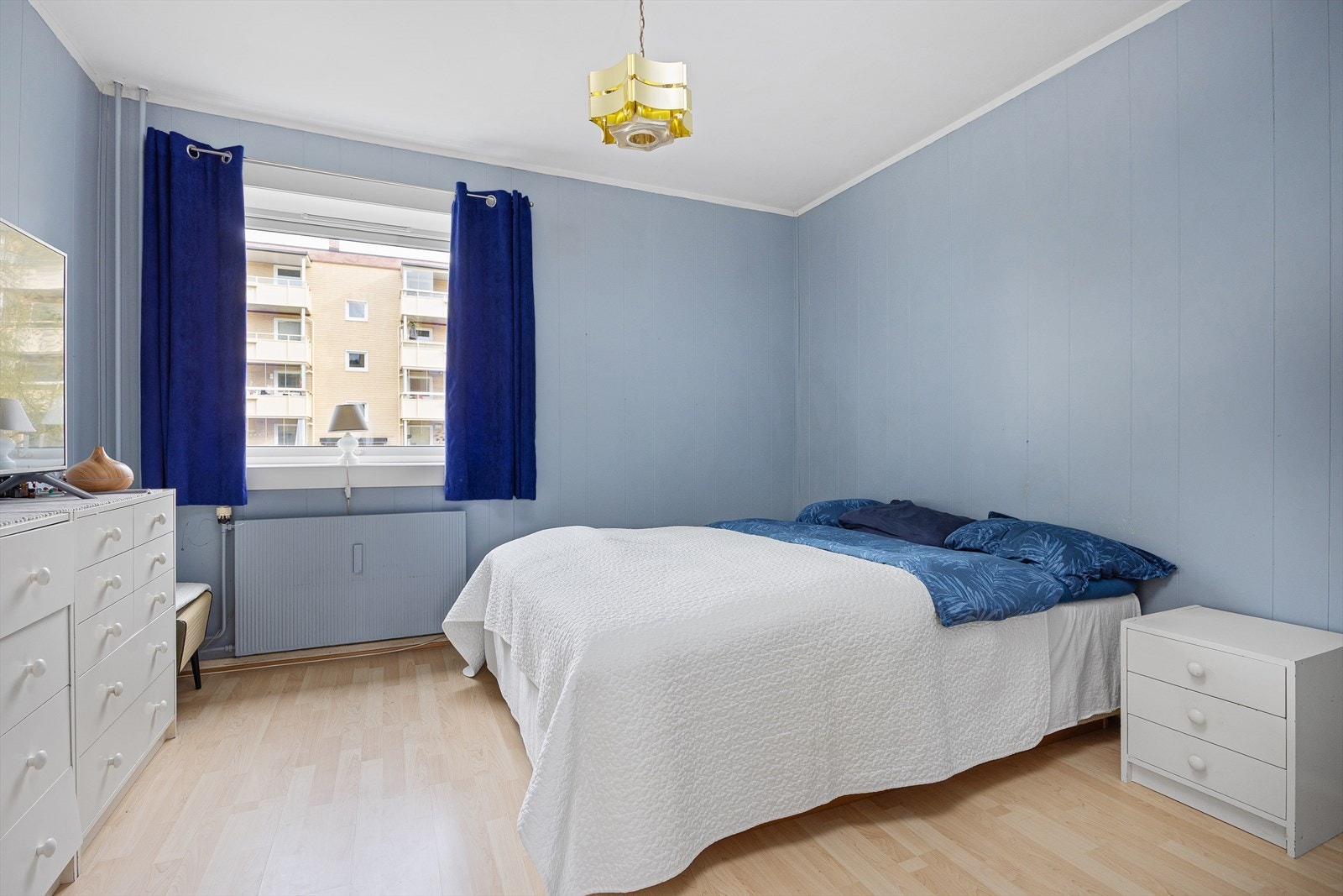 Hovedsoverommet er av god størrelse med god plass til dobbeltseng, garderobeskap og øvrige møblement. Galleribilde