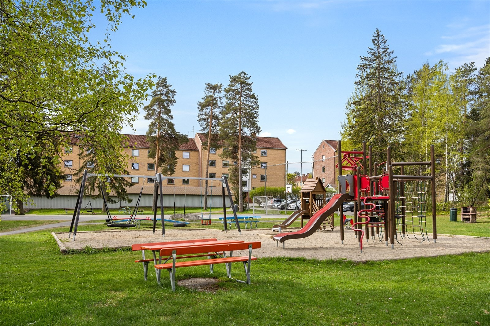 Fellesarealene er pent opparbeidet med felles lekeplass til glede for barna. Galleribilde