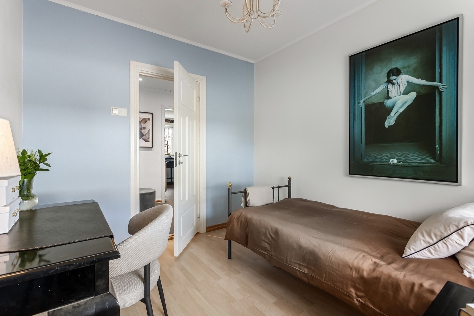 Det andre soverommet er lyst og trivelig med fin plass til seng, skrivebord og garderobe/kommode Galleribilde