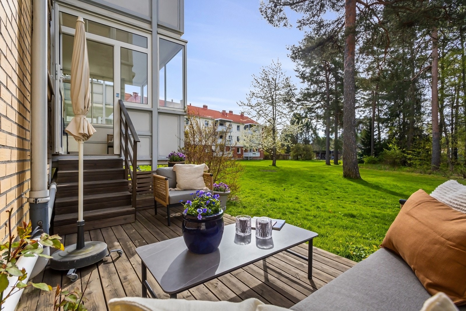 Plattingen ligger skjermet til i idylliske omgivelser omgitt av grønne fellesarealer, lekeplass og sittegrupper Galleribilde