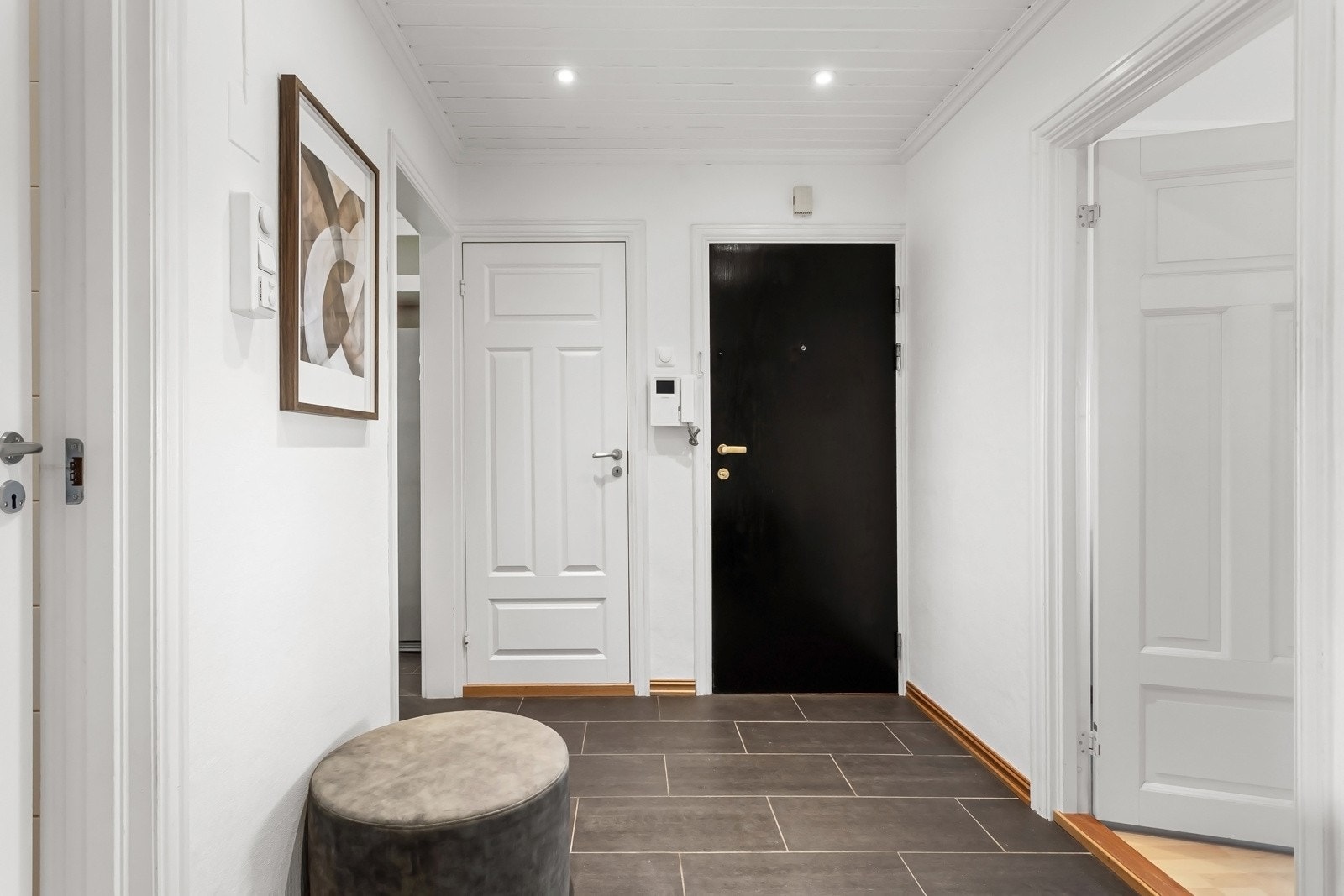 Flislagt entré med varmekabler og god plass til sko og oppheng av ytterklær i flott walk-in-garderobe med mye plass til lagring Galleribilde