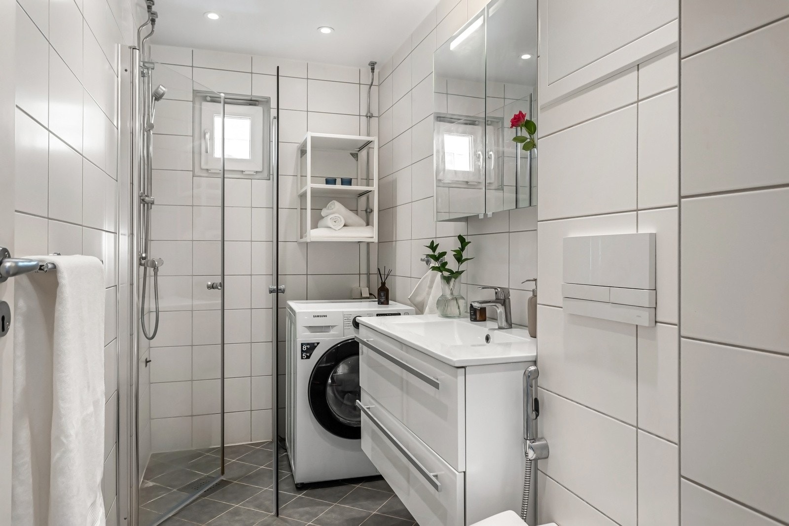 Pent flislagt baderom fra 2015 med gulvvarme og downlights. Badet ble rehabilitert i regi av borettslaget i 2015, arbeider utført av S-Bygg AS Galleribilde