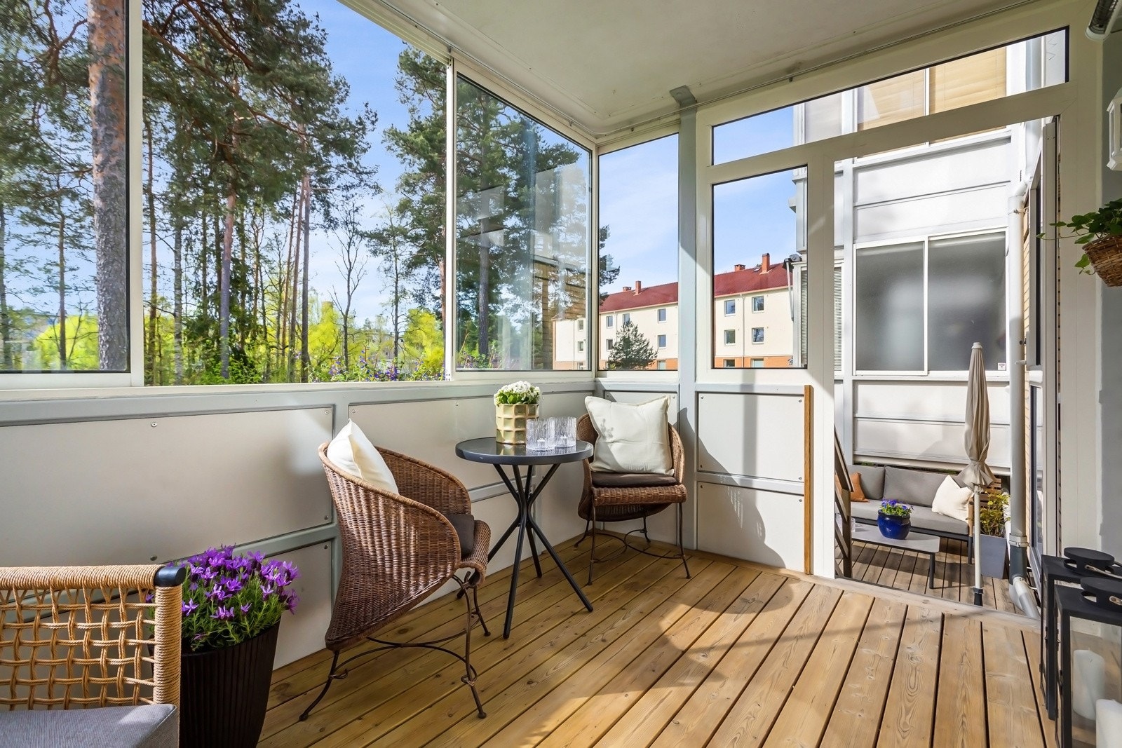 Stuen har utgang til sydvendt innglasset balkong på ca. 8 m² Galleribilde