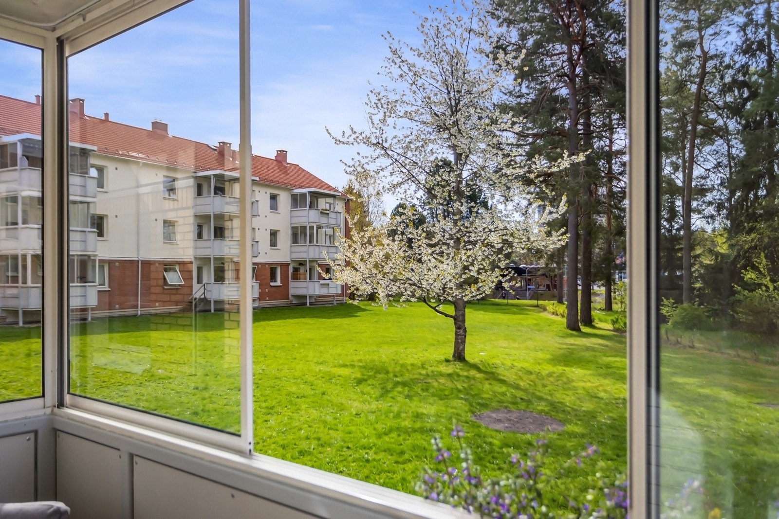 Uteplassene ligger skjermet til, omgitt av grønne fellesarealer, lekeplass og sittegrupper. Galleribilde