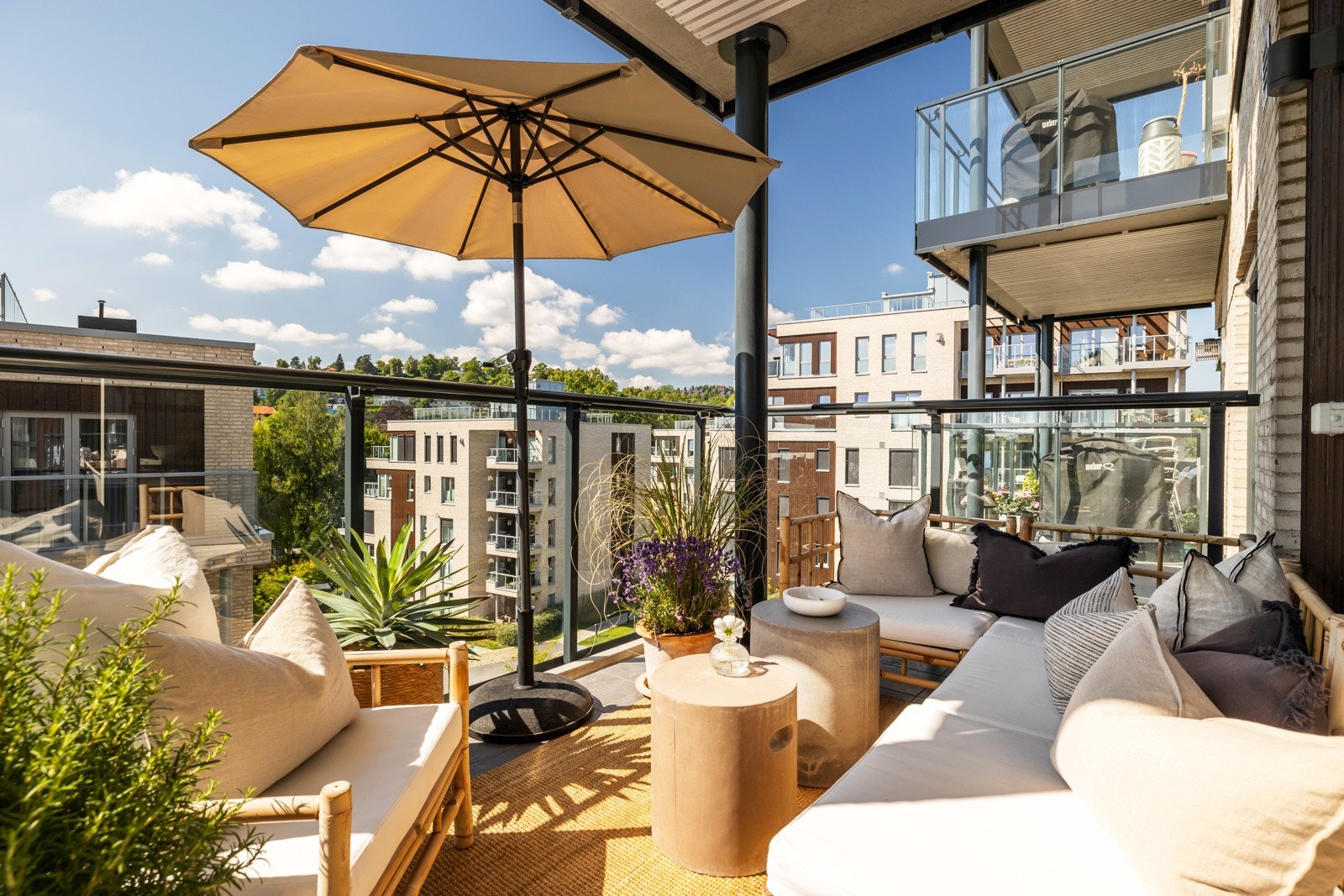 Balkongen har god plass til både sittegruppe og grill Galleribilde