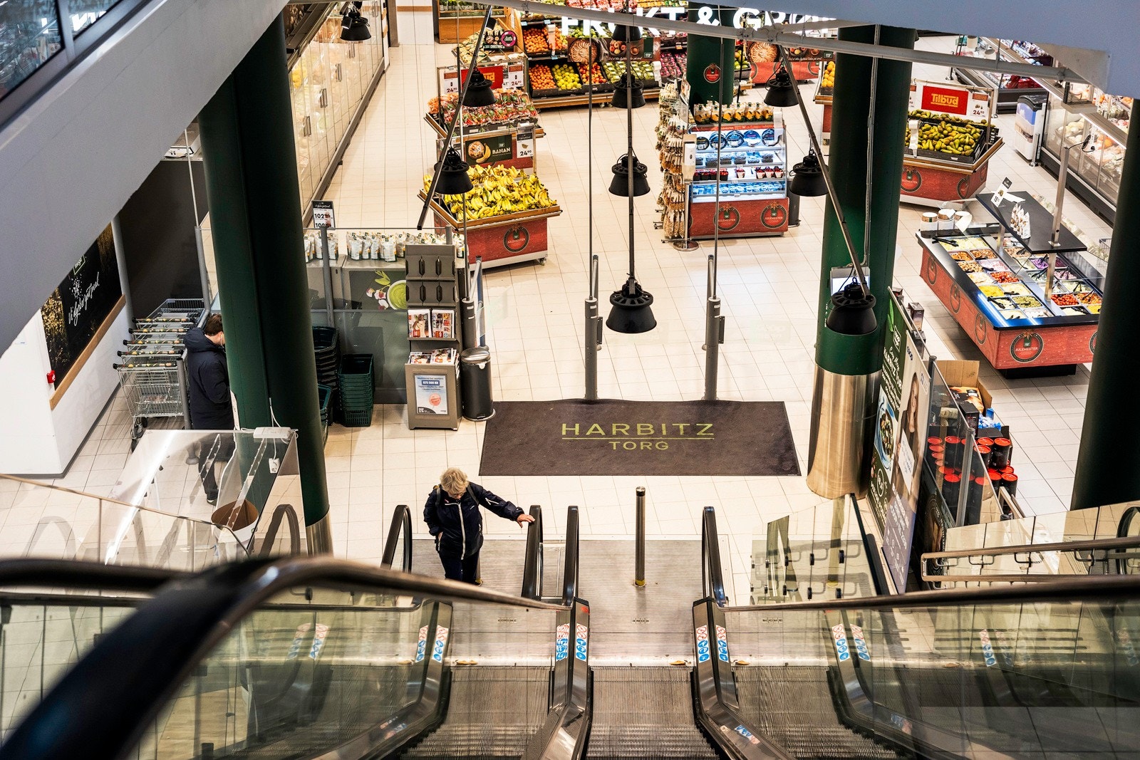 Via kjelleren kan man ta seg tørrskodd til alle fasilitetene Harbitz Torg har å tilby Galleribilde