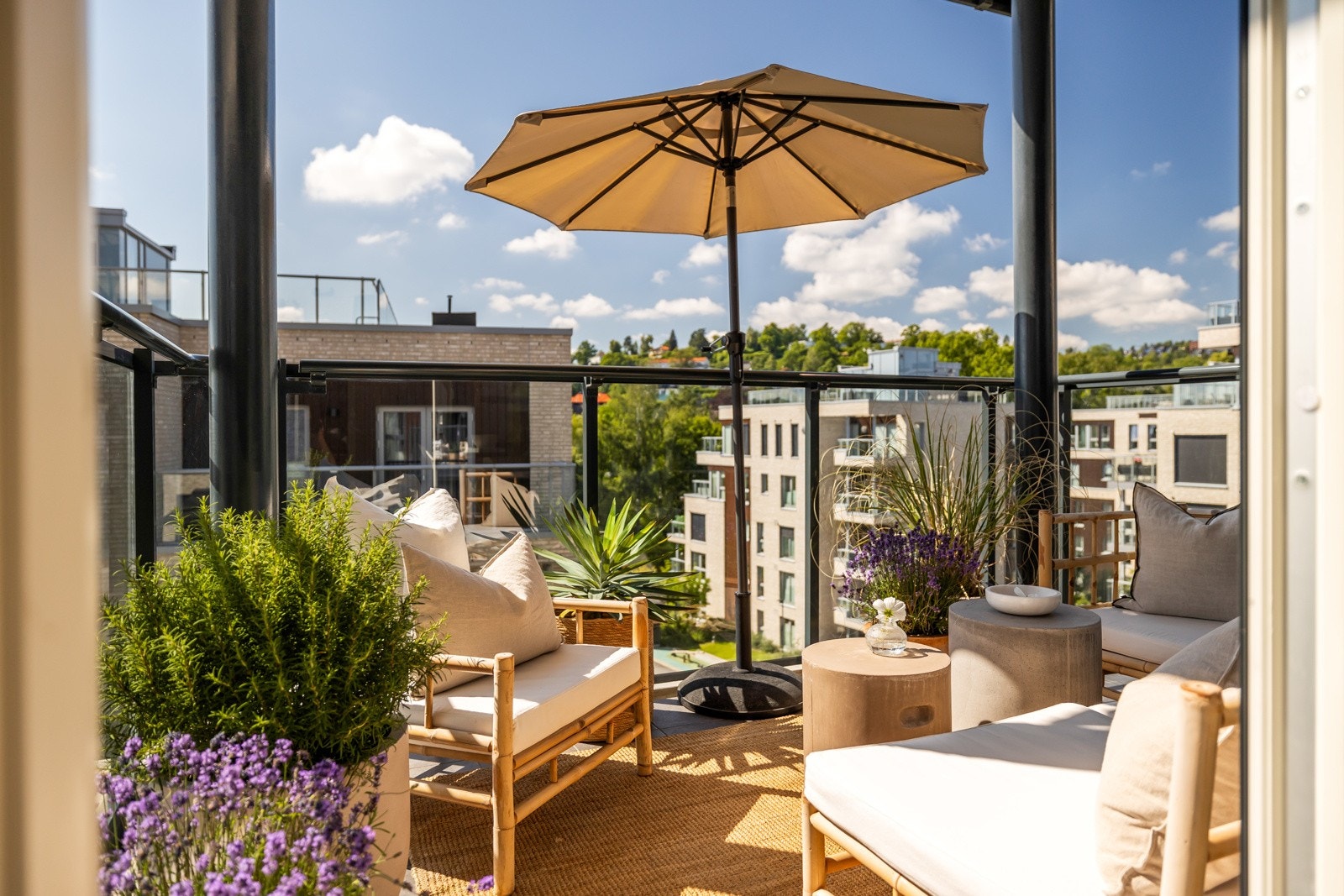 Herlig balkong på 9 kvm med sol fra lunsj og til solen går ned Galleribilde