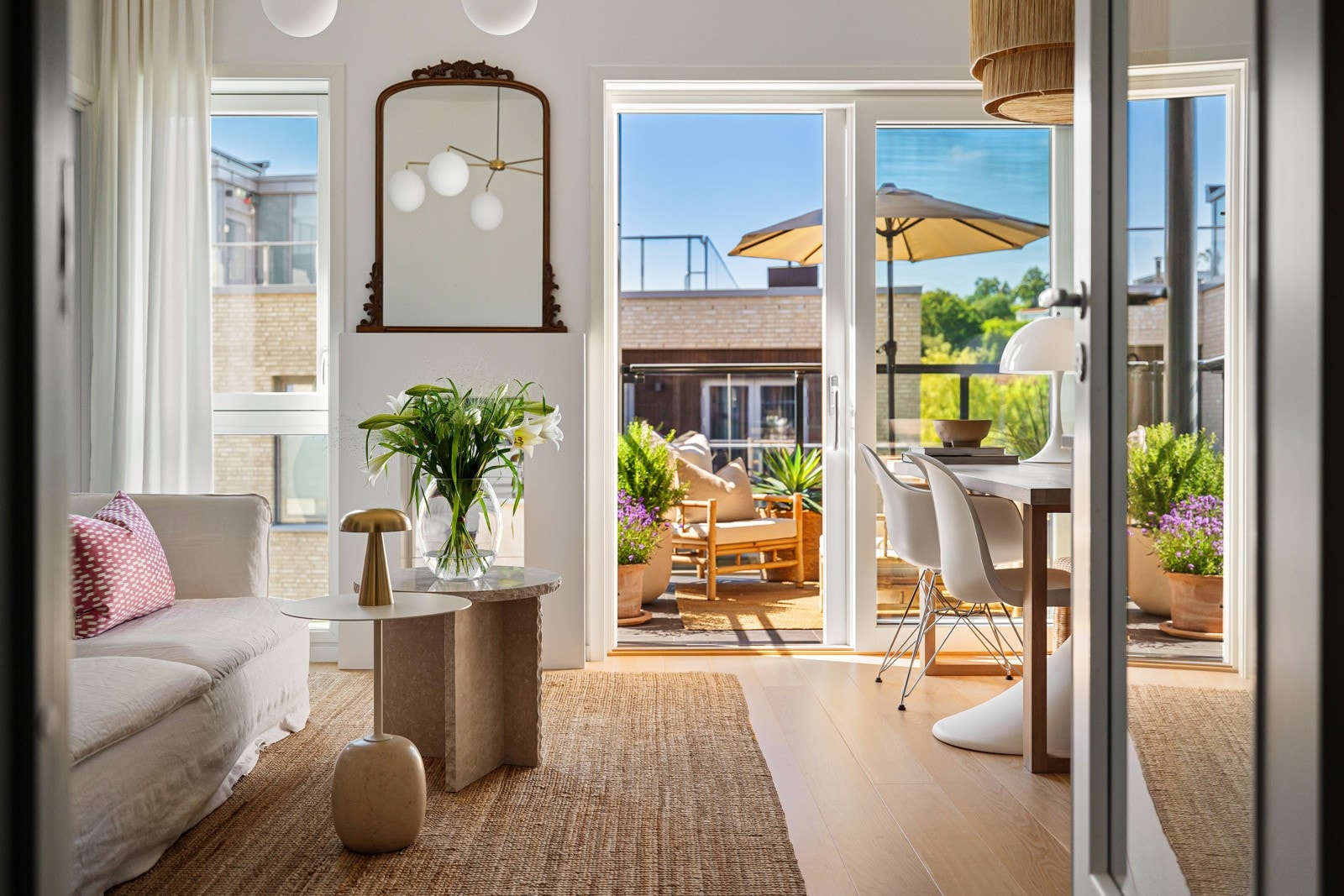 Store vindusflater slipper inn rikelig med naturlig lys Galleribilde