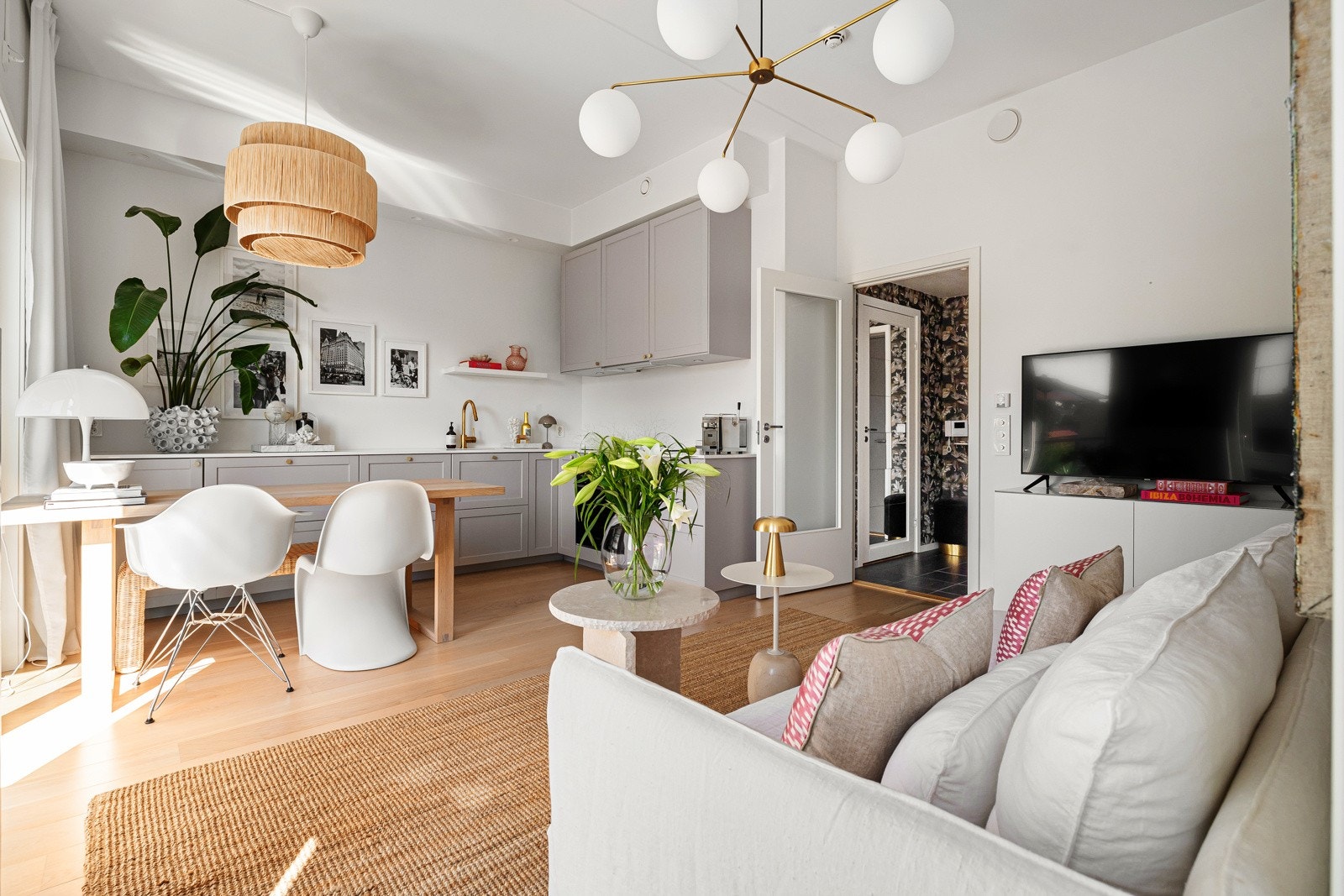 Her er det plass til både sofagruppe og spisebord Galleribilde