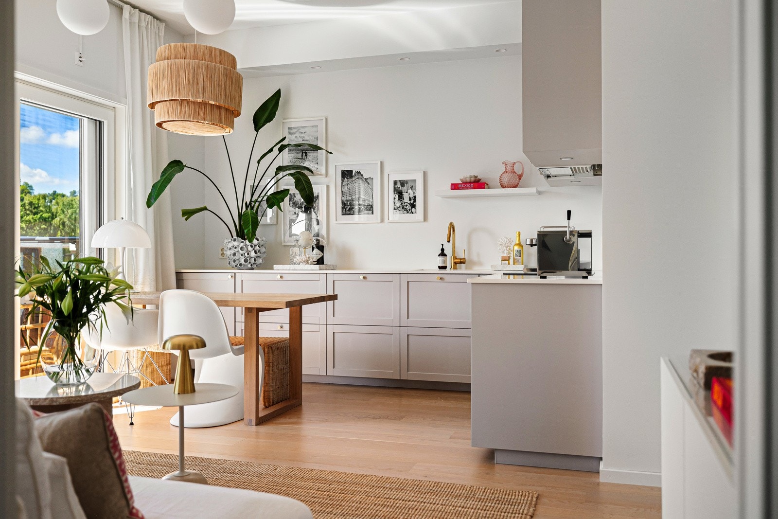 Leiligheten har et lekkert og tidløst kjøkken fra Ikea som ble byttet rett i etterkant av eiendommens ferdigstillelse våren 2020 Galleribilde