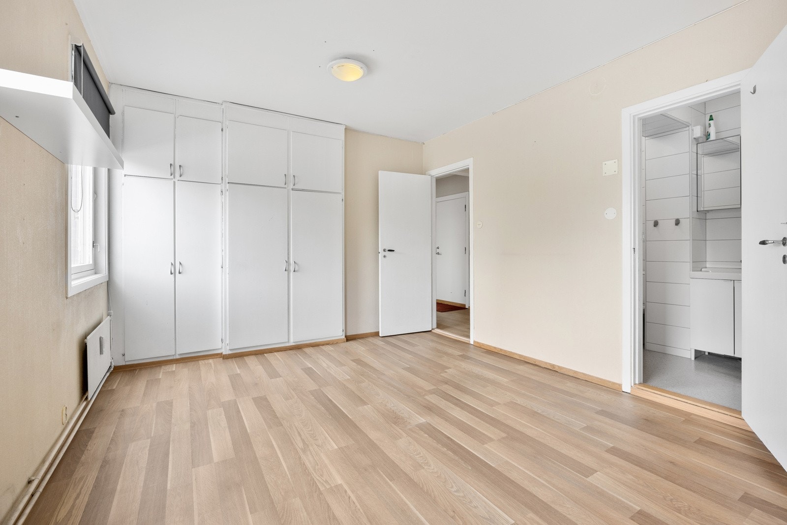 Hovedsoverom med plass til dobbeltseng og garderobeskap. Galleribilde