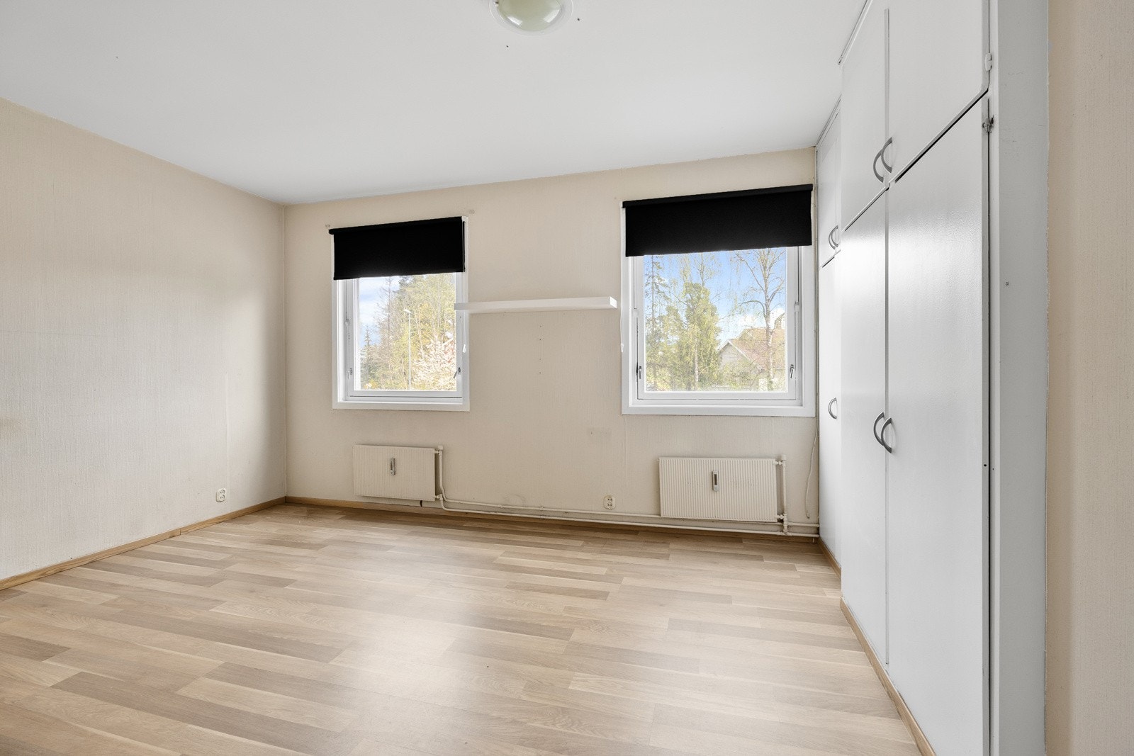 Hovedsoverom med plass til dobbeltseng og garderobeskap. Galleribilde
