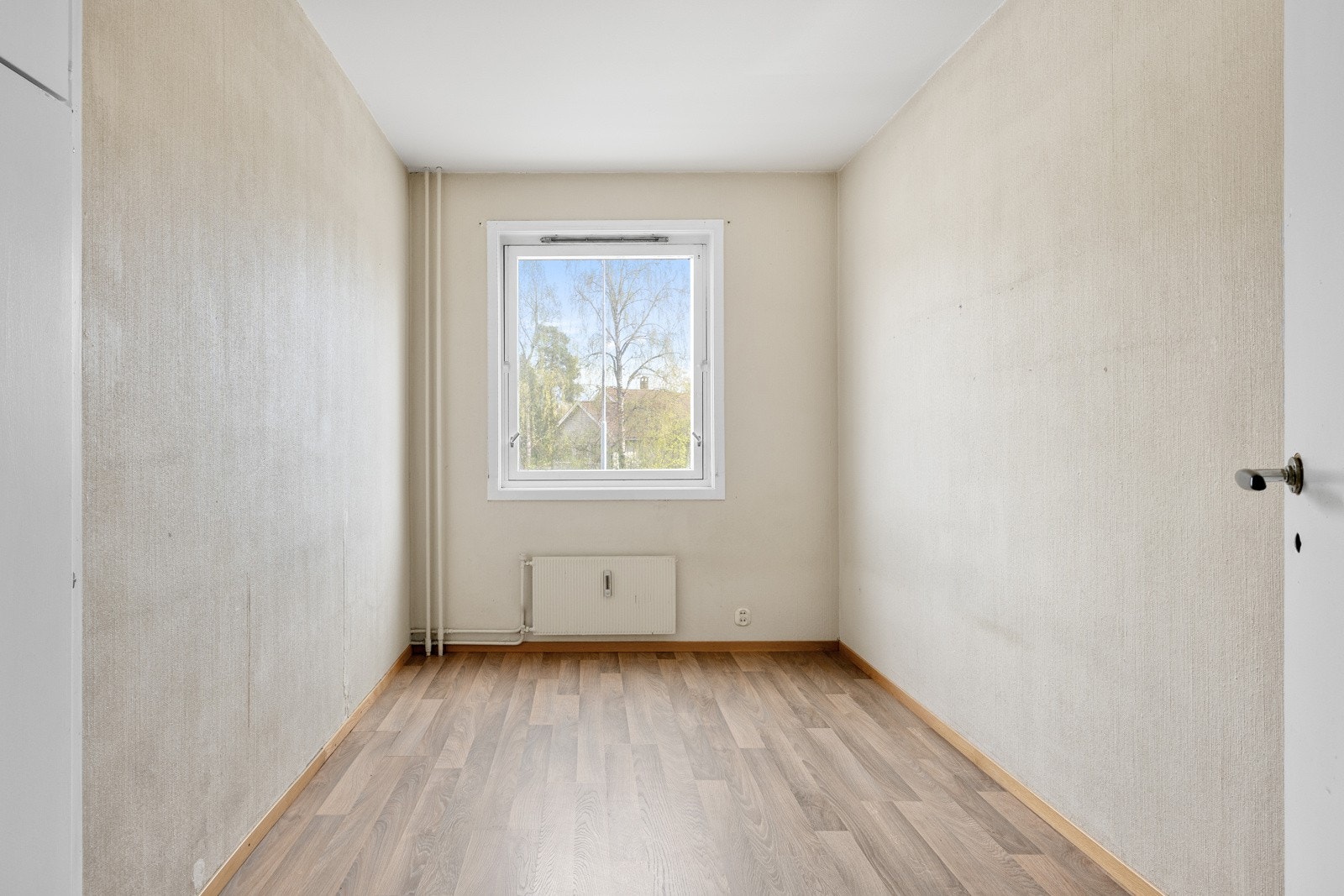 Soverom med plass til seng og garderobeskap. Galleribilde