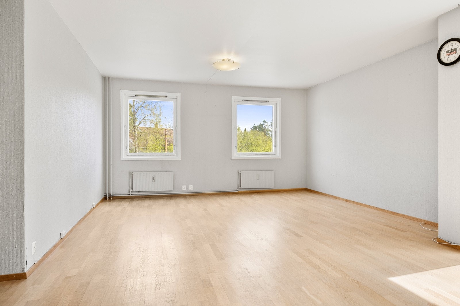 Stuen har gode møbleringsmuligheter og naturlig plass til spisebord og godt med veggplass for hyller og reoler Galleribilde