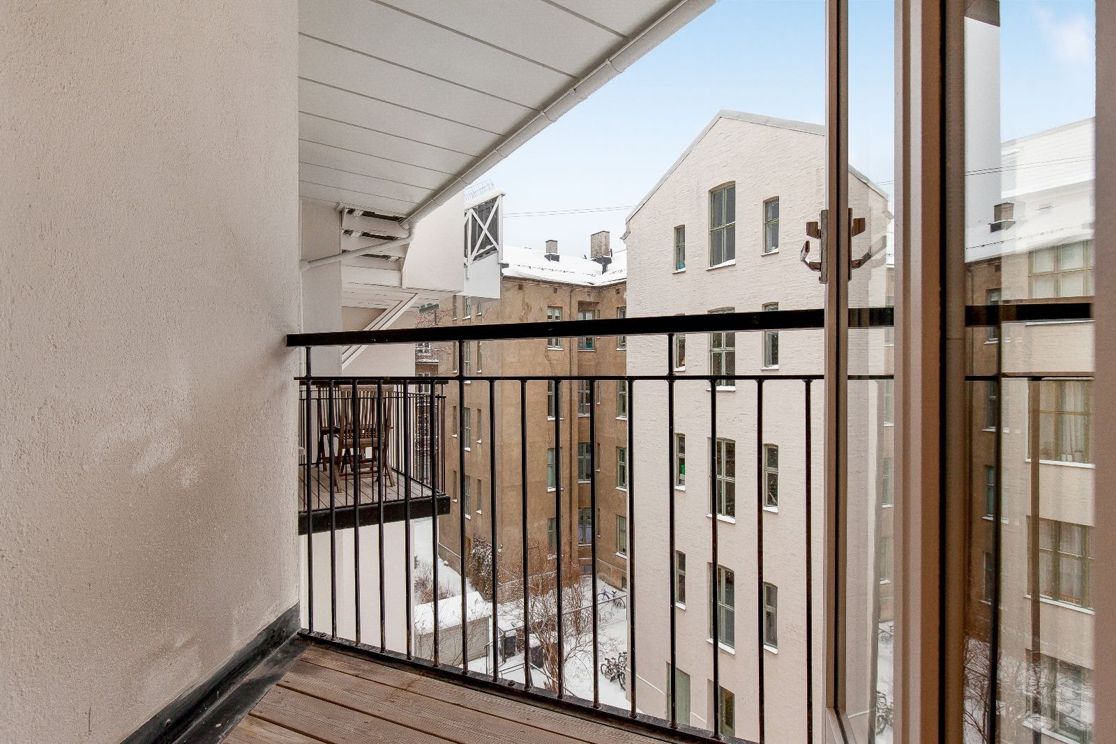 Hyggelig balkong ut mot bakgård Galleribilde