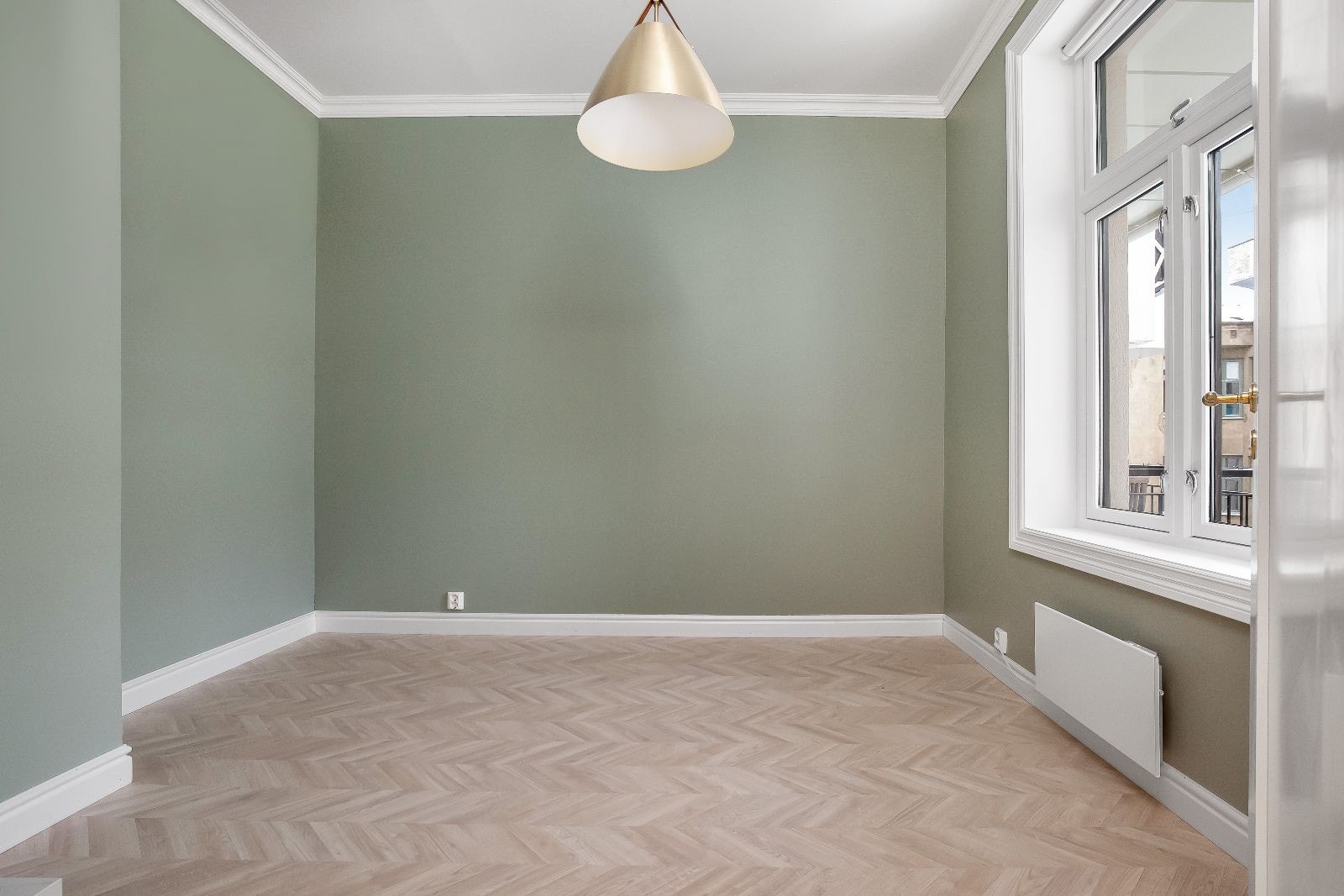 Stort soverom vender ut mot bakgård Galleribilde