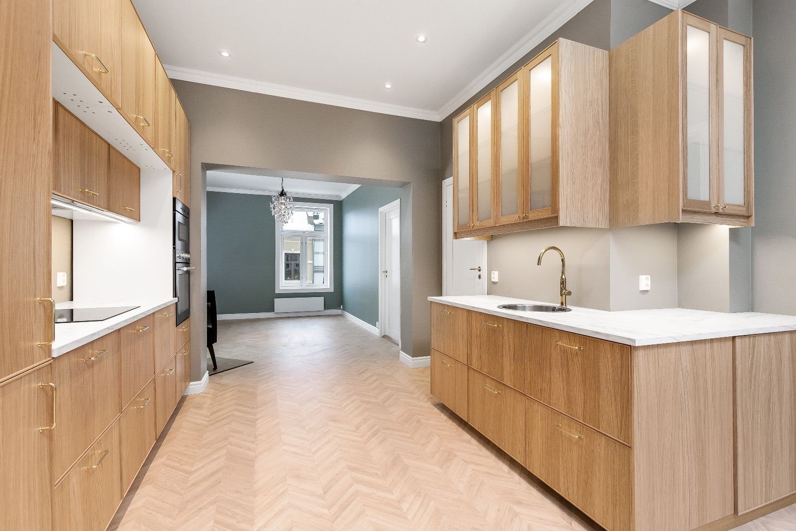 Nytt og stort kjøkken - godt med skapplass Galleribilde