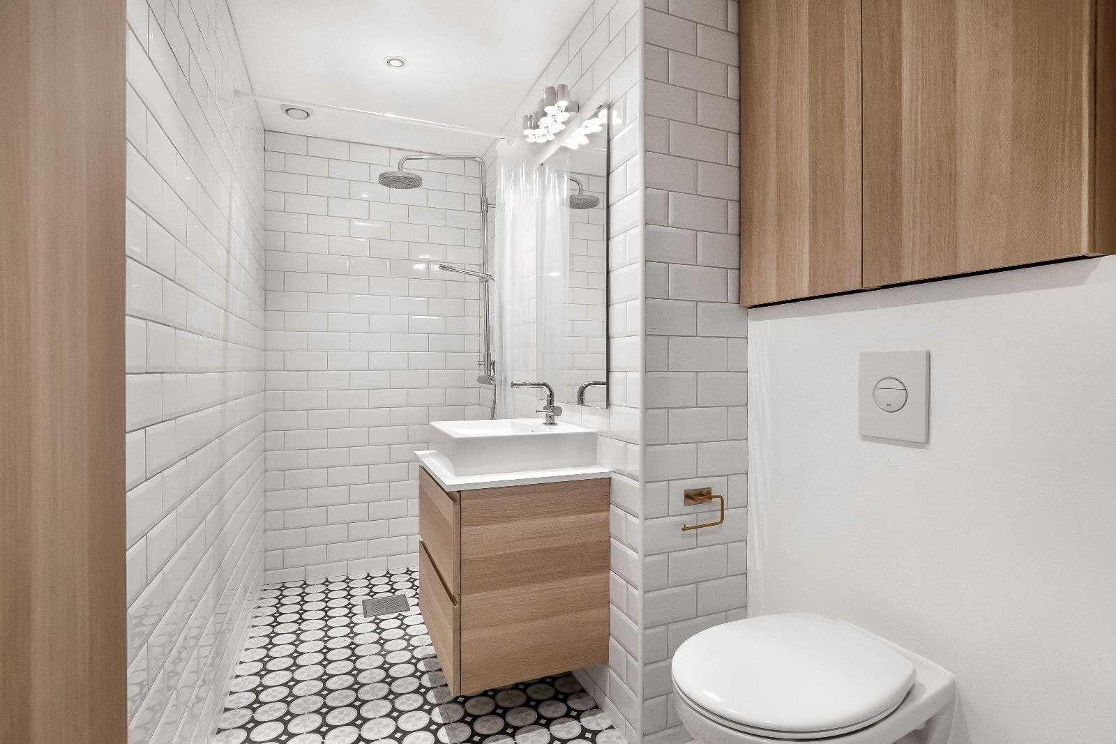 Nytt flislagt bad med dusjhjørne Galleribilde