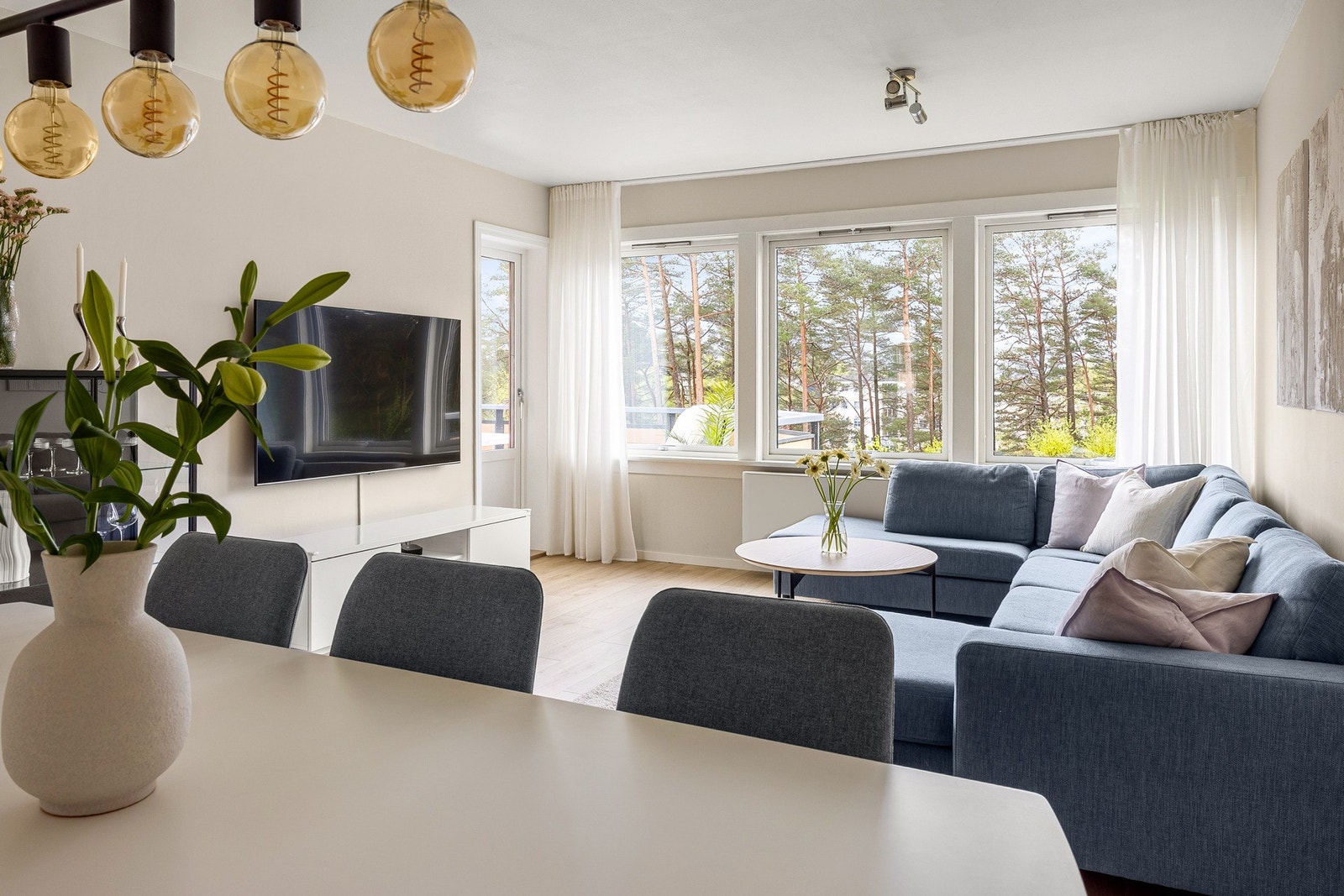 Rommet er målt til 25 kvm og den praktiske utformingen gjør at det kan møbleres med spisegruppe og sofagruppe etter ønske. Galleribilde