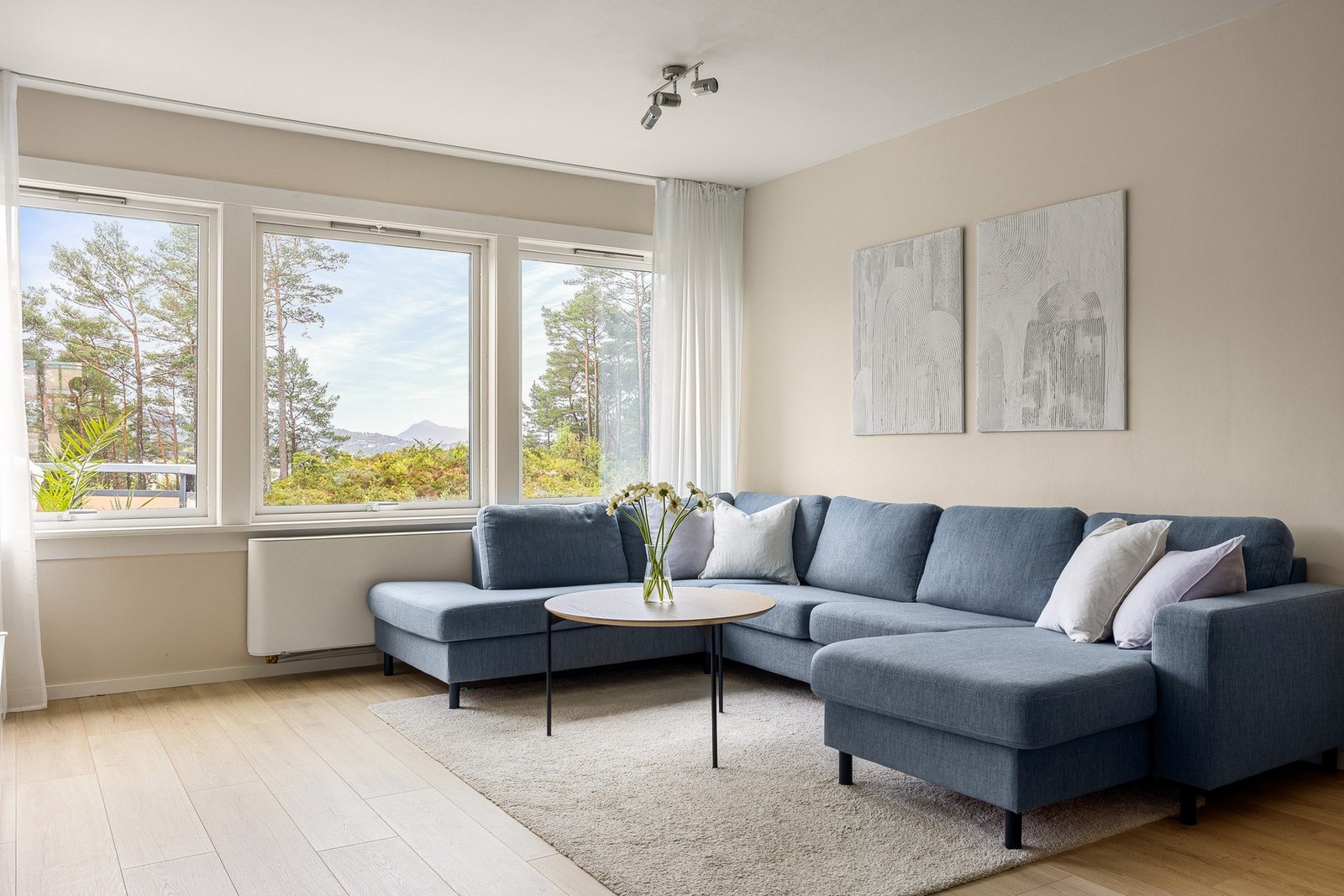 Veggene er malt i en tidløs fargetone som kombineres flott med det naturlige lysinnslippet. Galleribilde