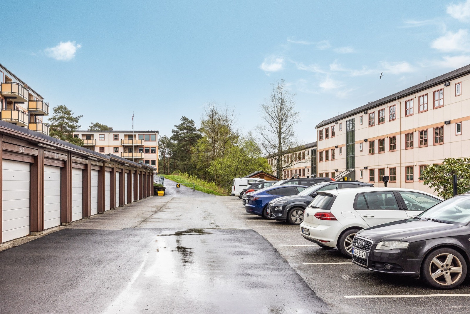 Det er godt med parkering for beboere og gjester. Det er mulig å skaffe seg garasjeplass, det blir tildelt etter venteliste. Galleribilde