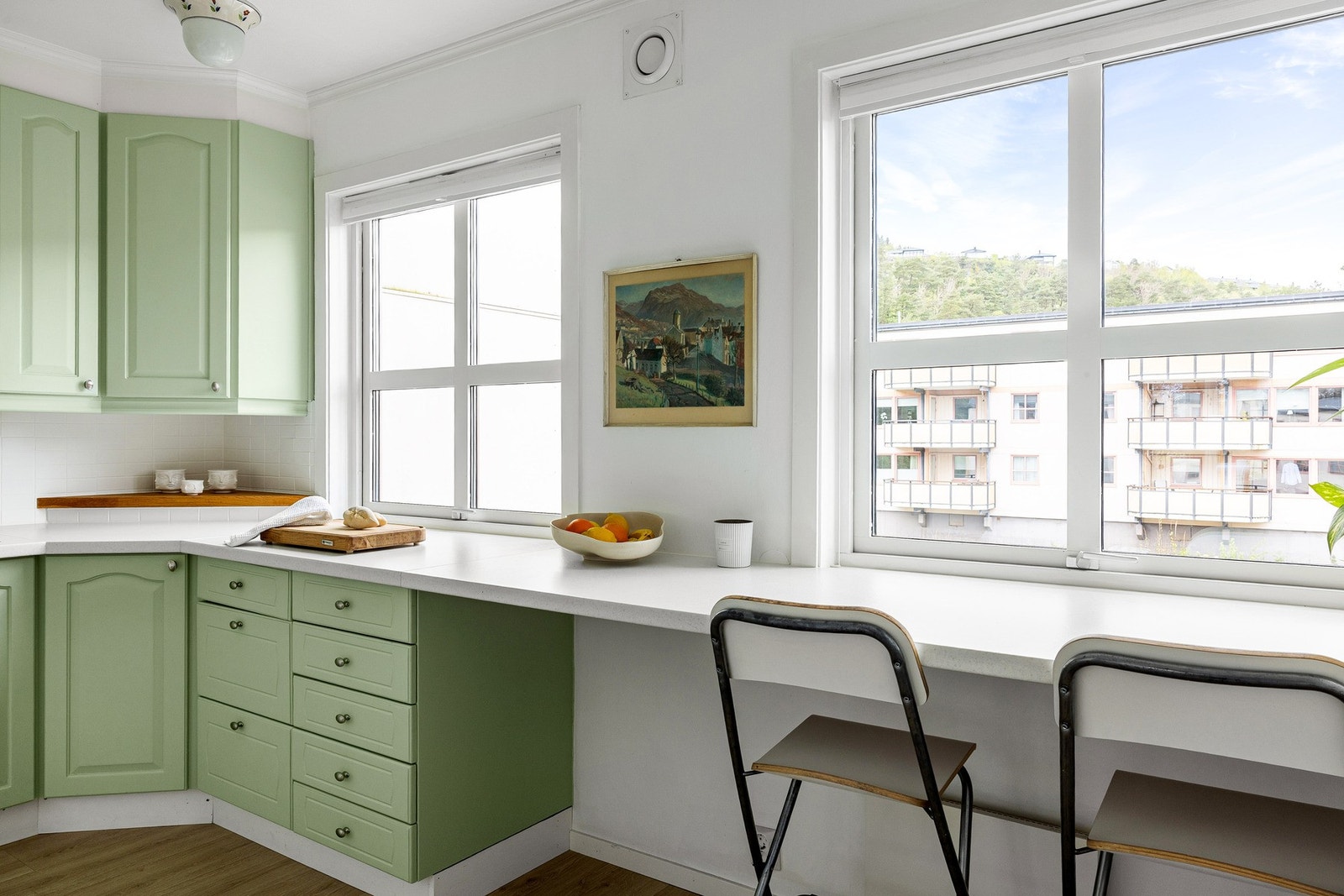 Av integrerte hvitevarer har man stekeovn, platetopp, oppvaskmaskin og ventilator. Galleribilde