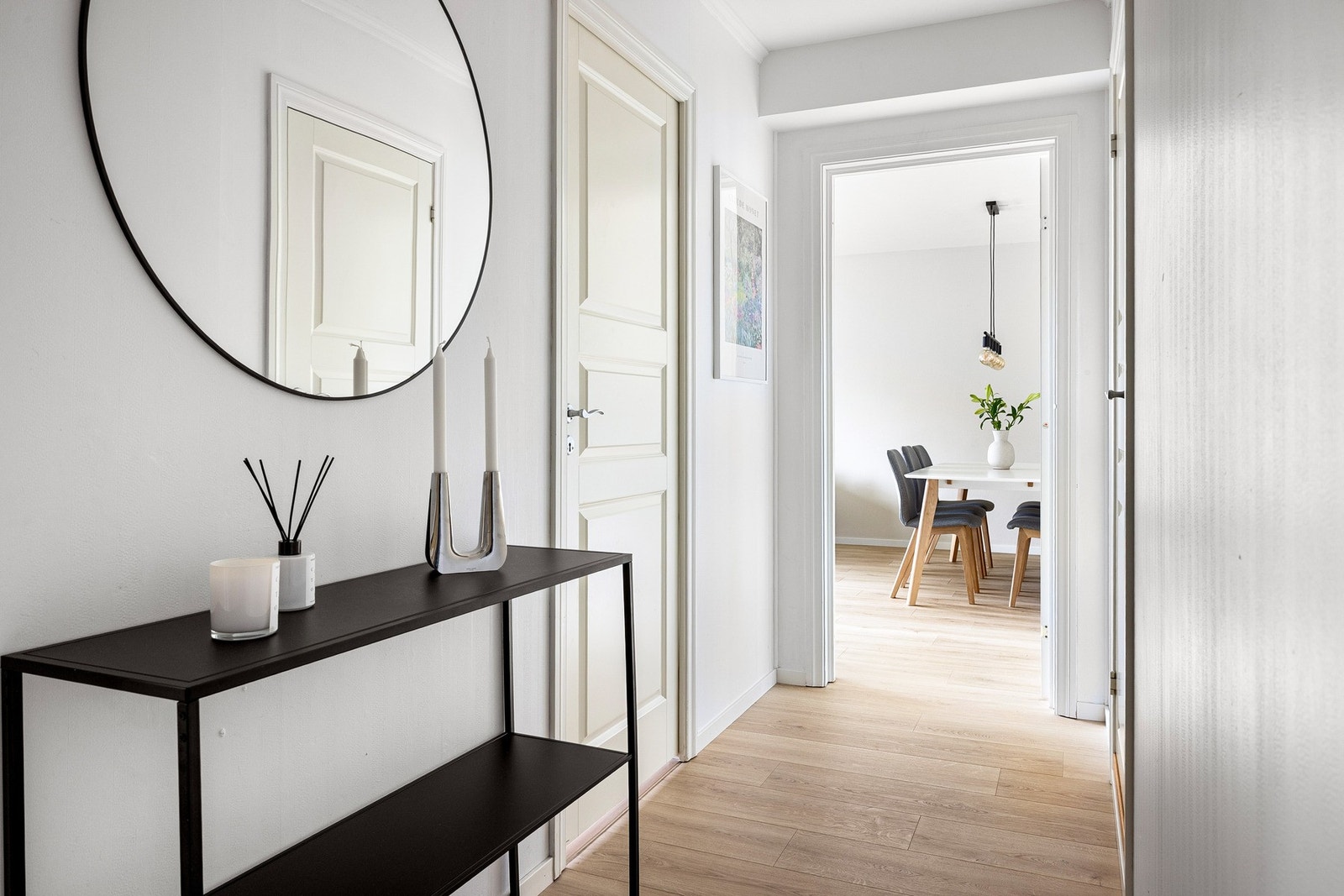 Det er en flott 1-stavs laminat på gulv som er gjennomgående for leiligheten, foruten bad og vaskerom. Galleribilde