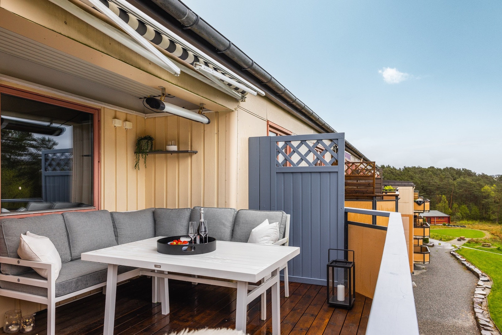 Det er god plass til utemøblement og balkongen har gode solforhold fra tidlig morgen til utpå kvelden. Galleribilde