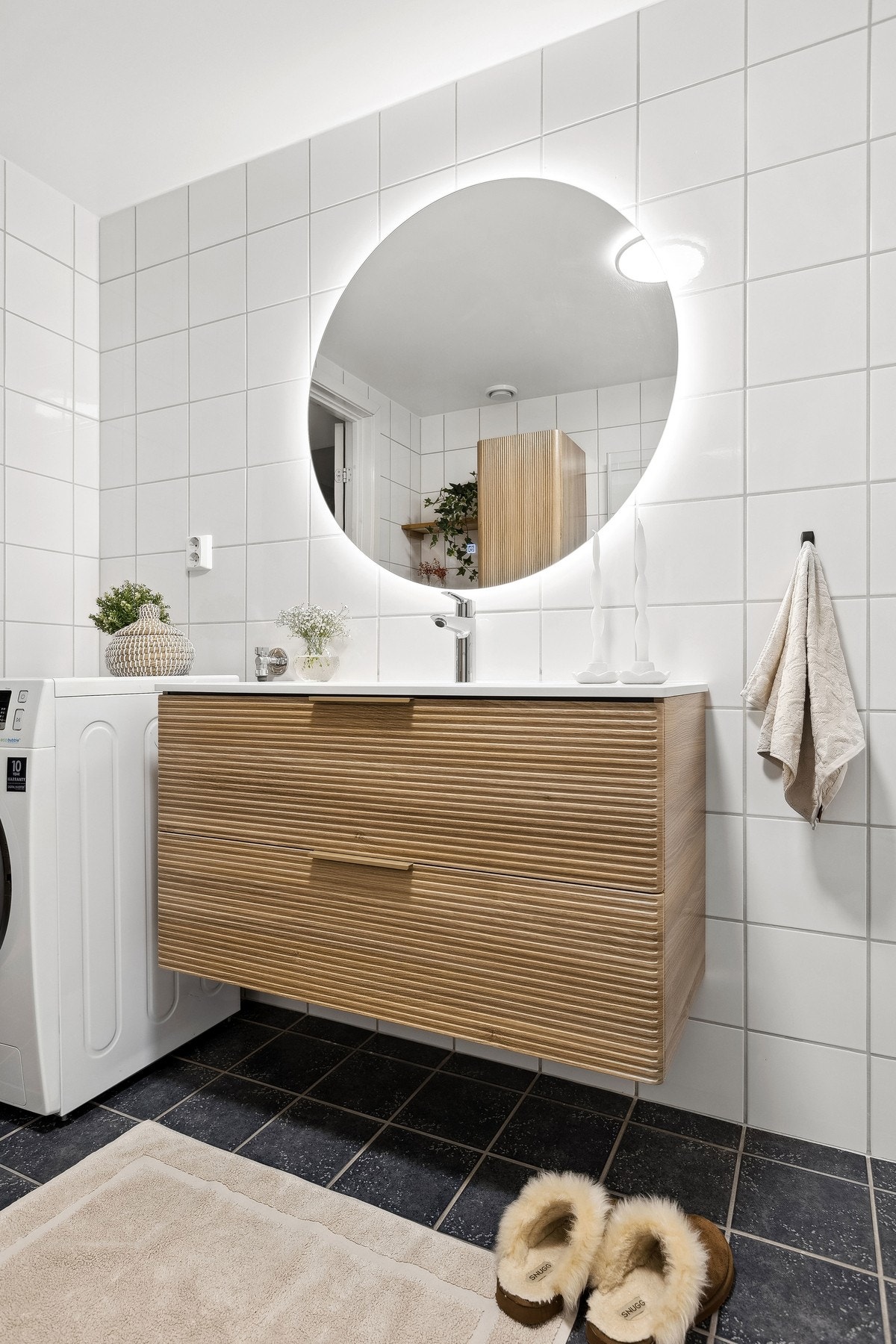 Stilren og moderne servantinnredning som gir gode oppbevaringsmuligheter. Galleribilde