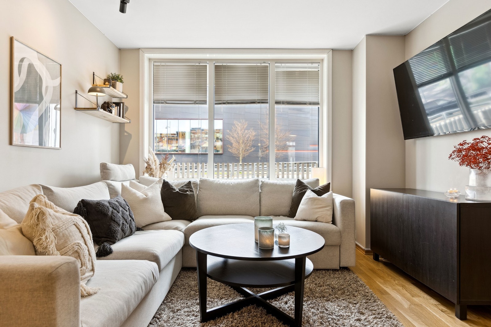 Store vindusflater sørger for godt med naturlig lysinnslipp til stuen. Galleribilde